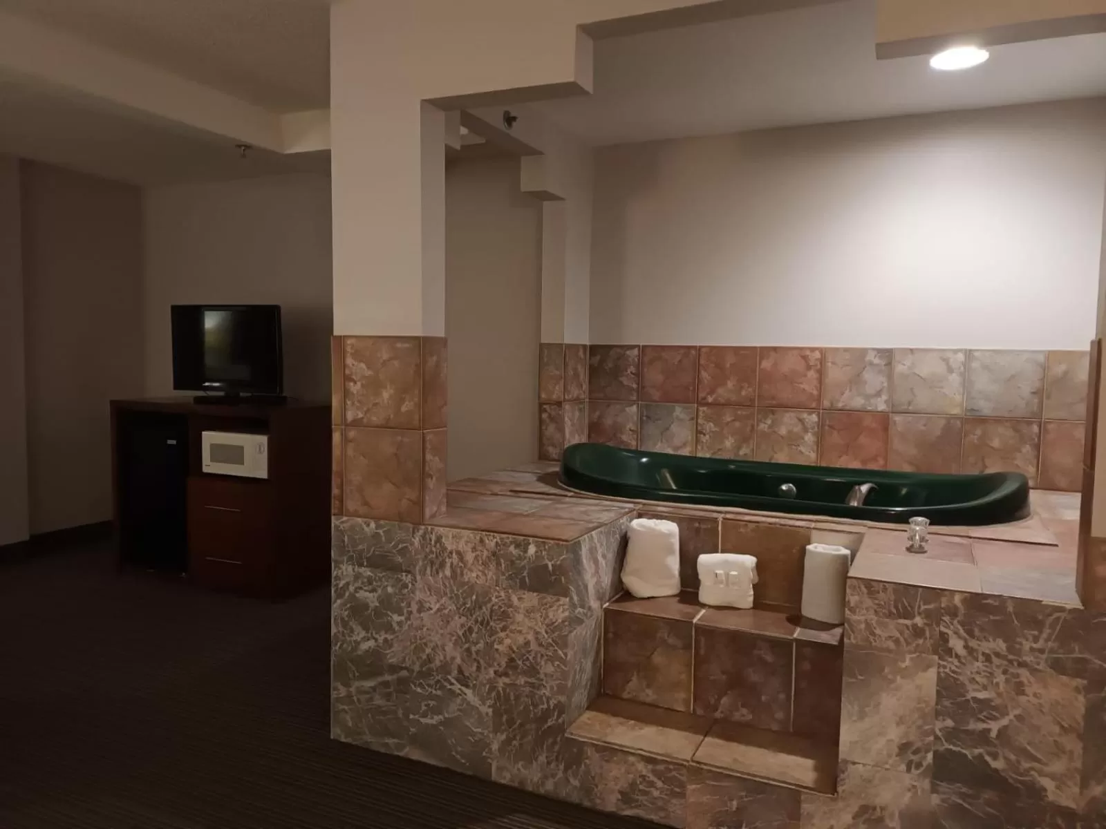 Hot Tub in Country Inn & Suites by Radisson, Battle Creek, MI