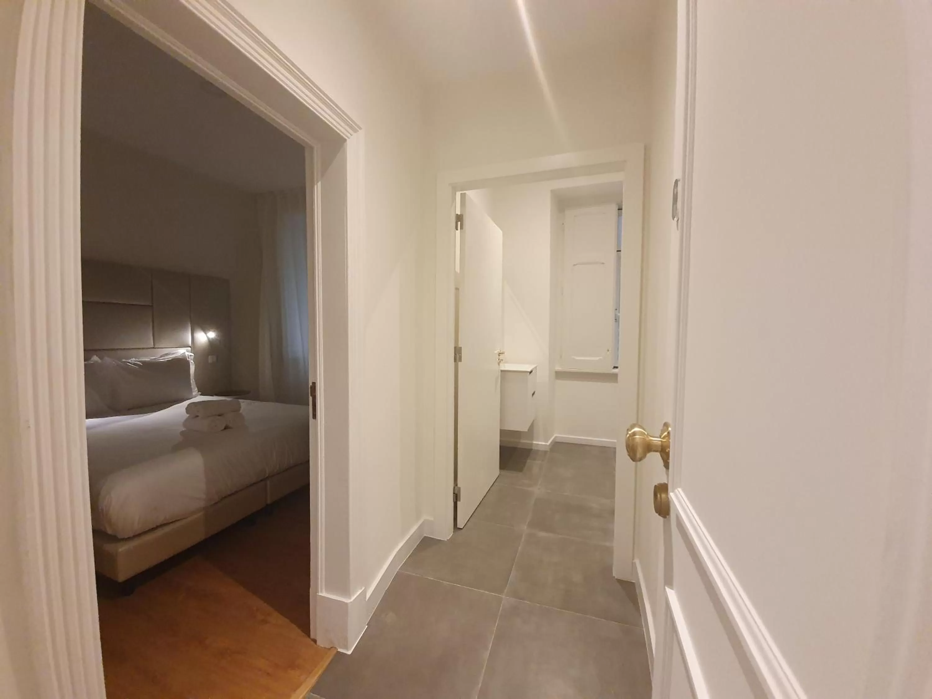 Bathroom, Bed in Le Premier Lisbon Suites