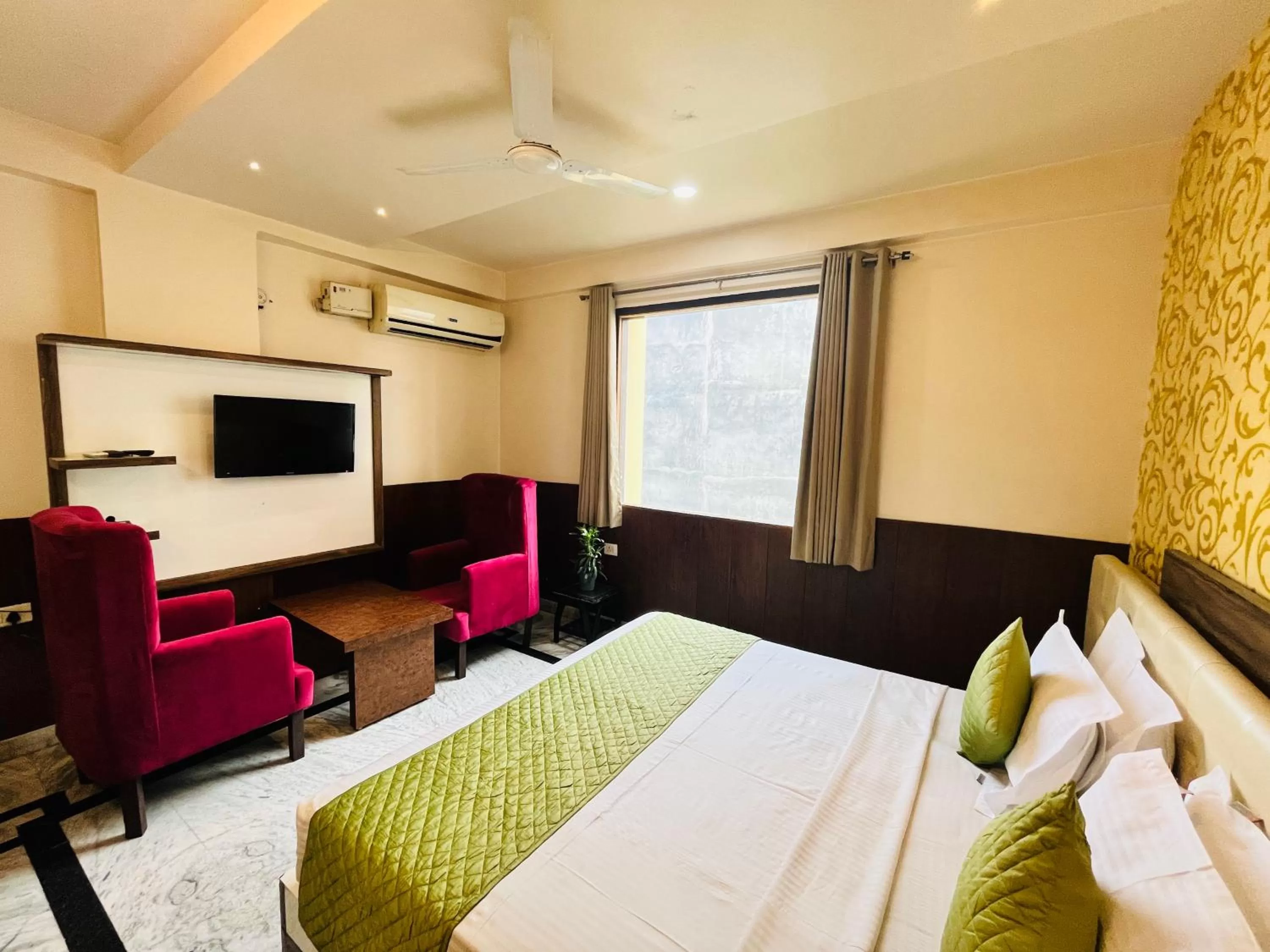 Bed in Hotel The Leaf - Gomti Nagar Lucknow