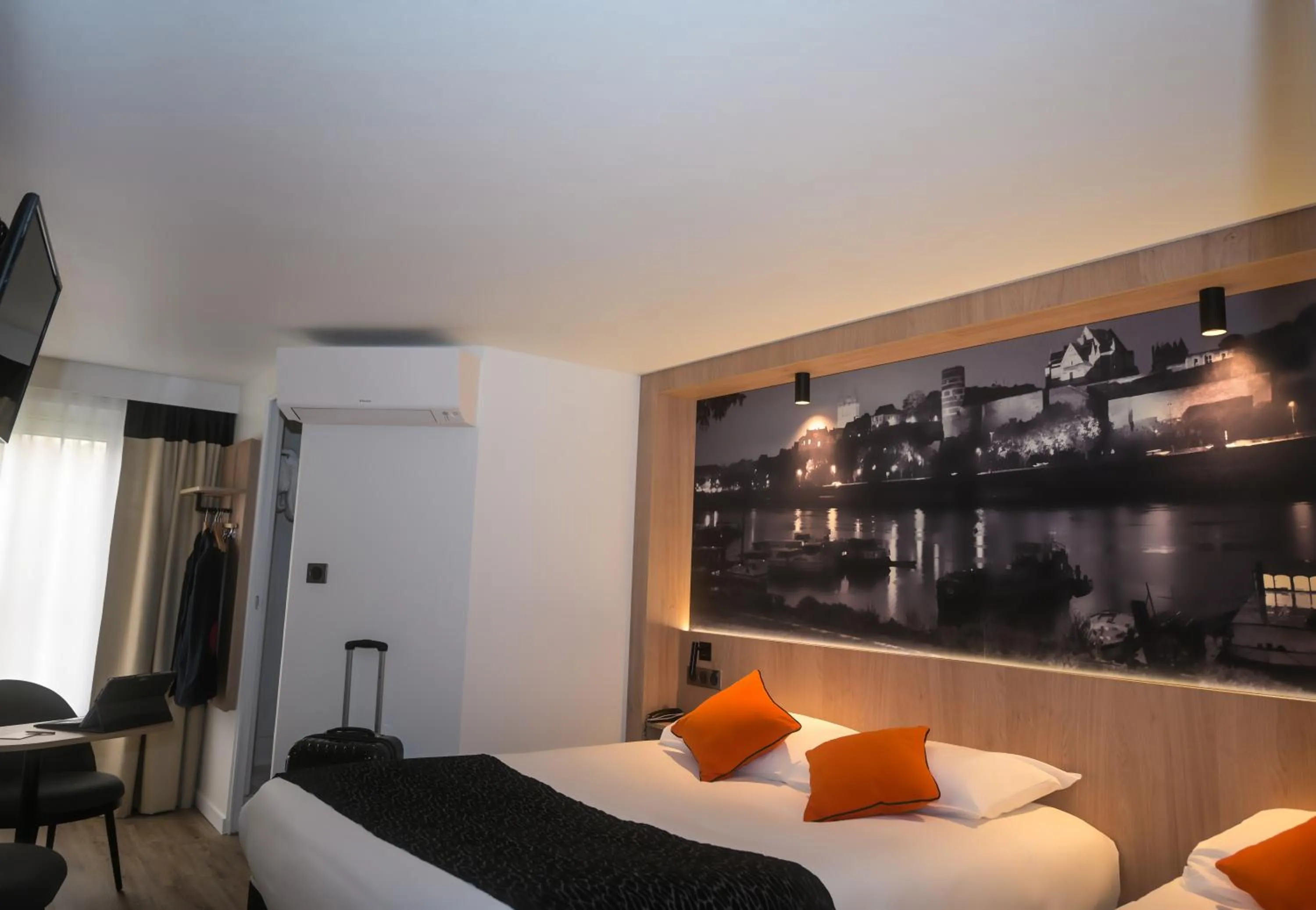 Property building, Bed in Logis Hôtel Angers Sud