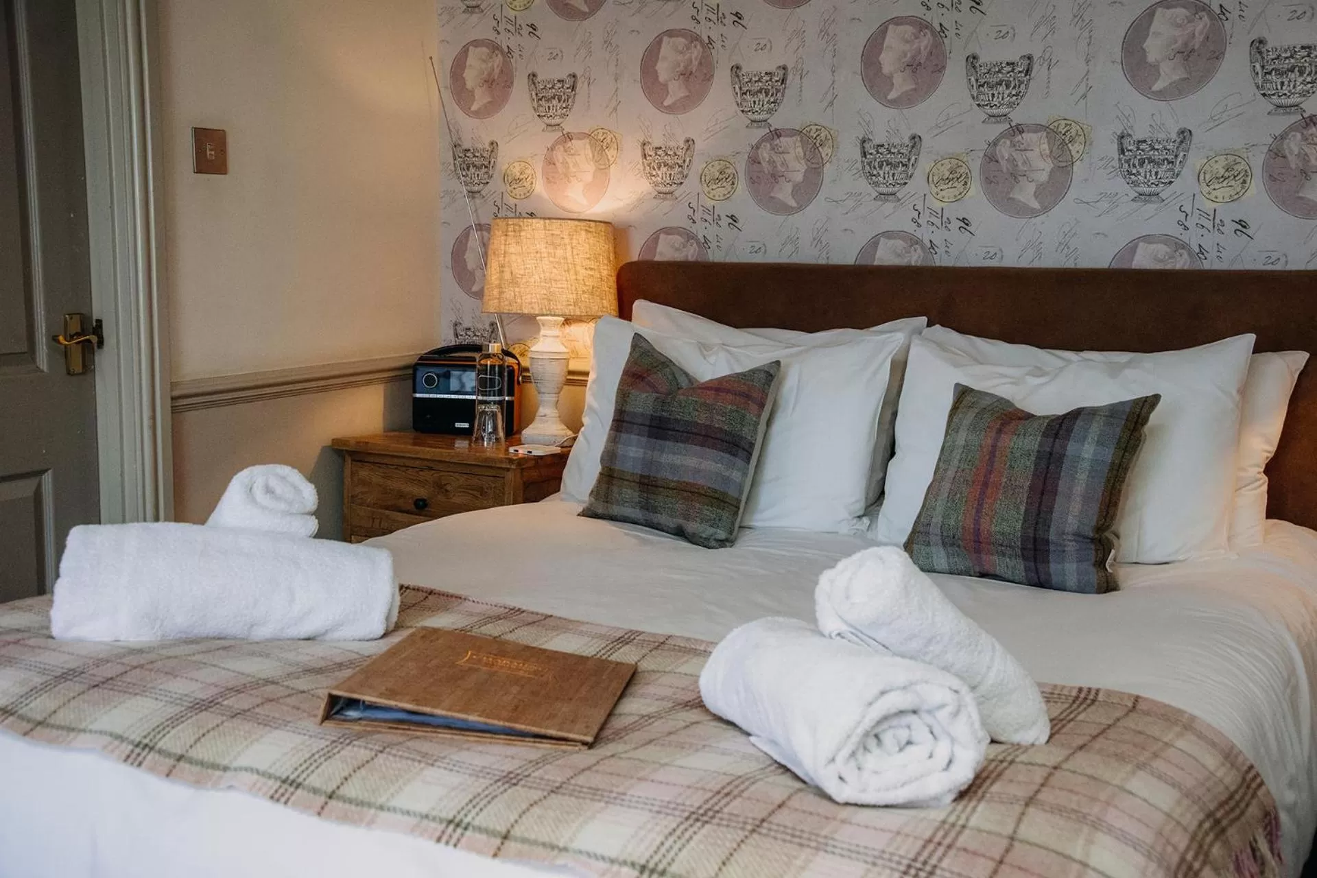 Bedroom, Bed in The George Inn