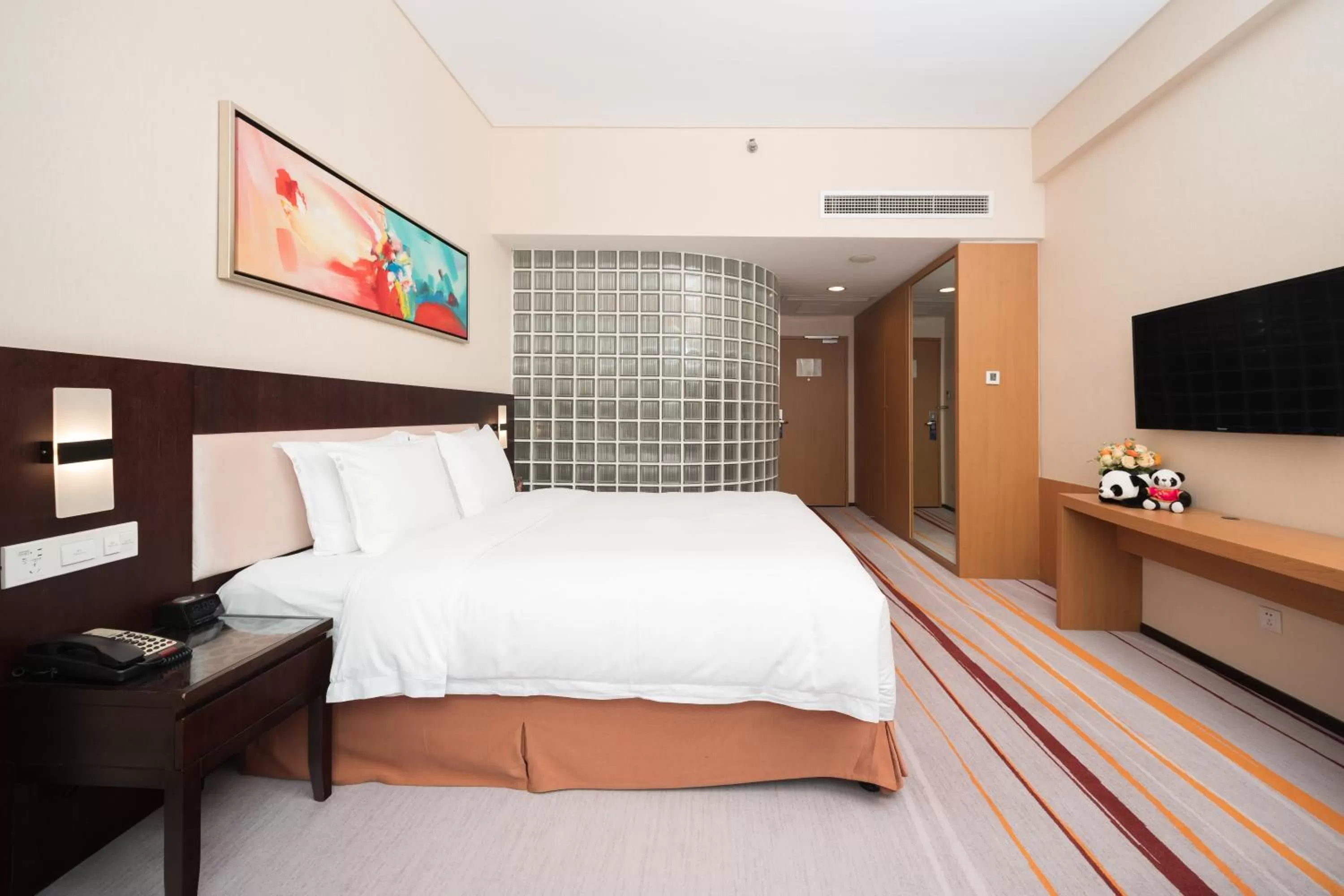 Photo of the whole room, Bed in Holiday Inn Express Chengdu Gulou