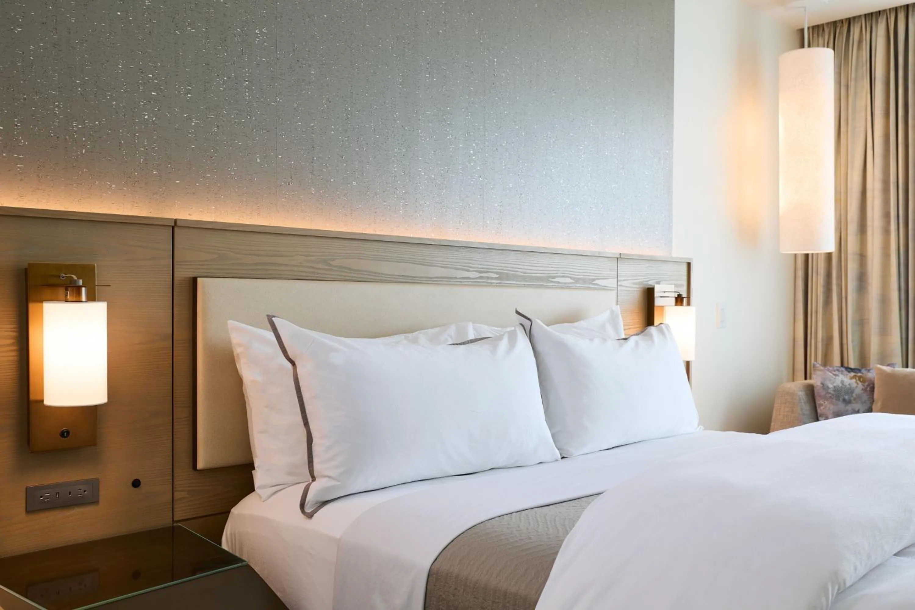 Photo of the whole room, Bed in The Westin Raleigh-Durham Airport