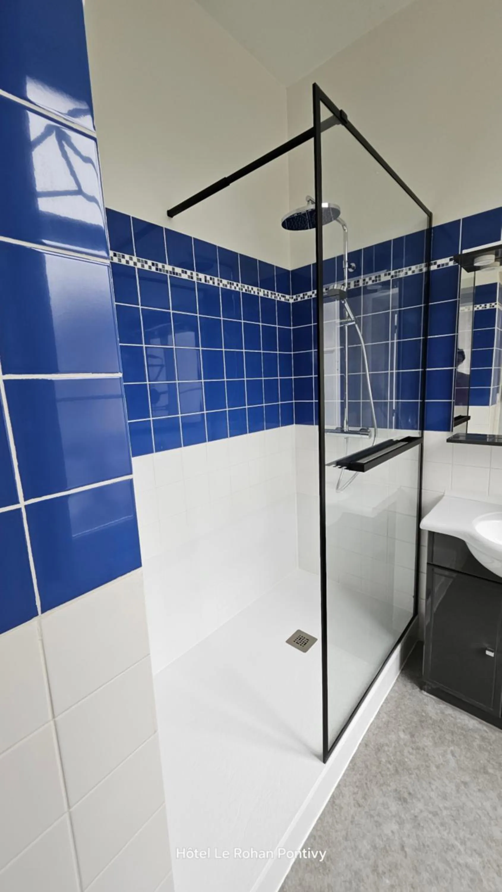 Bathroom in Hôtel Le Rohan Charme et Caractère