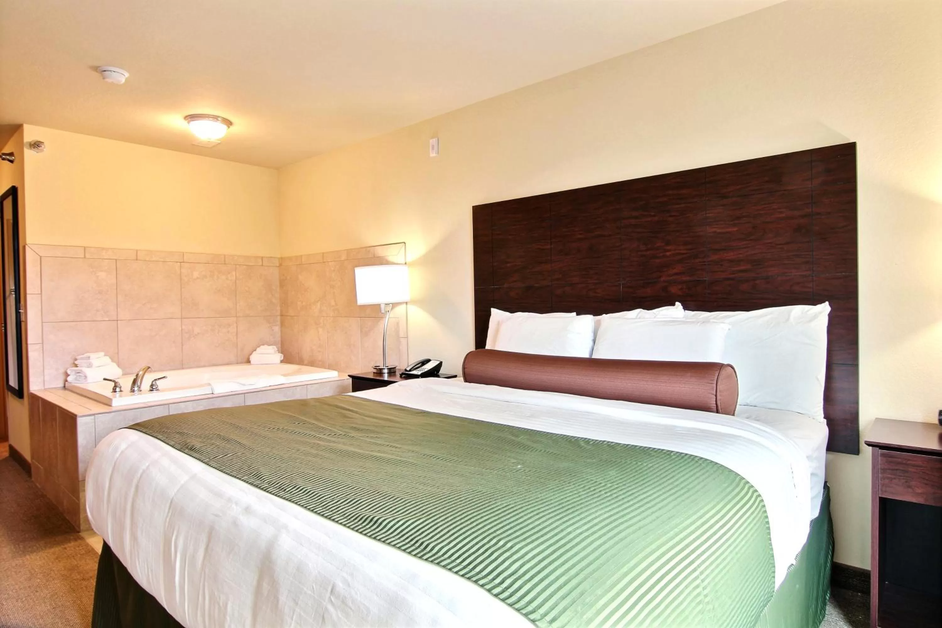 Bed in Cobblestone Hotel and Suites - Crookston
