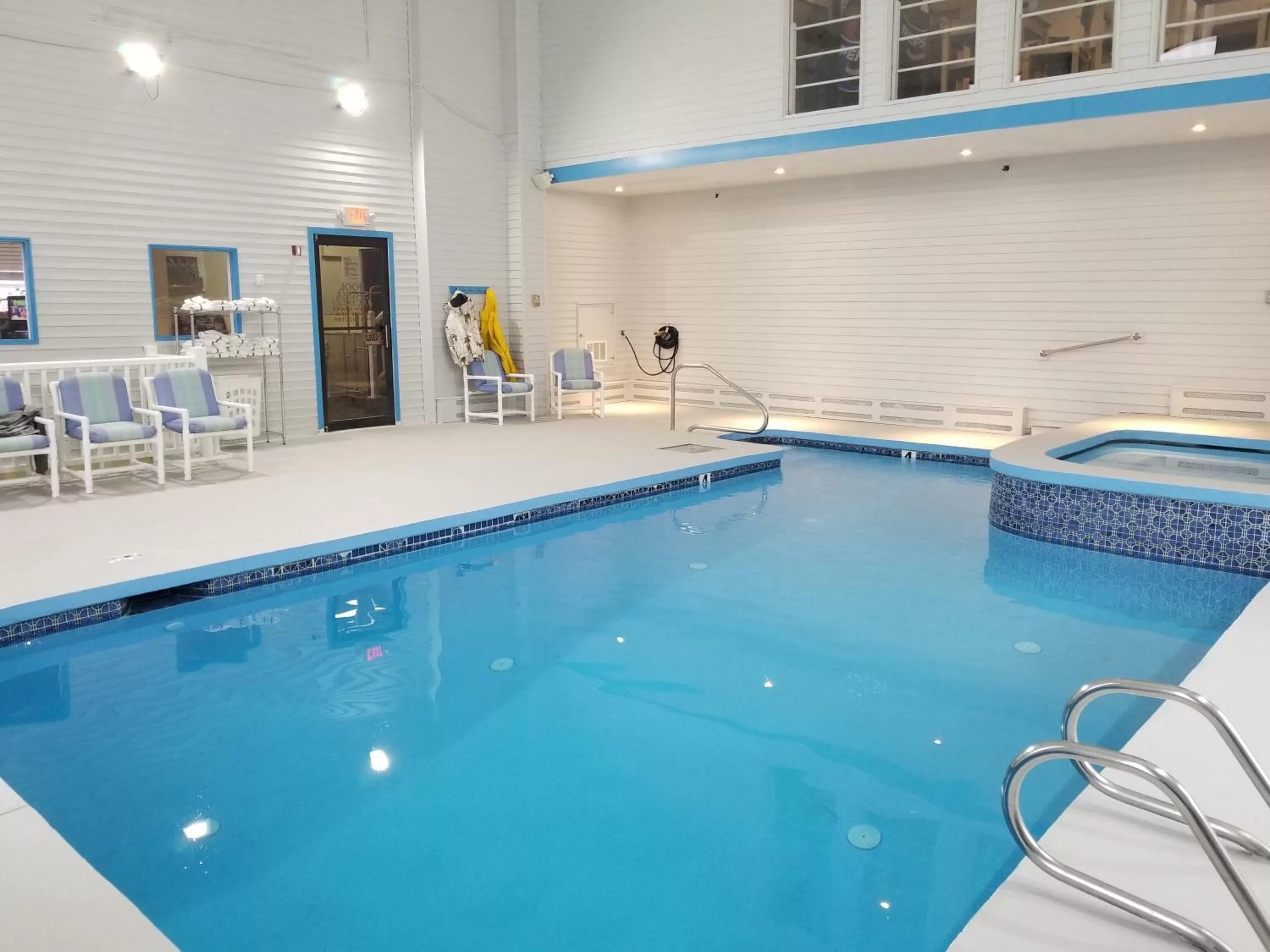 Swimming pool in Hampton Village Inn