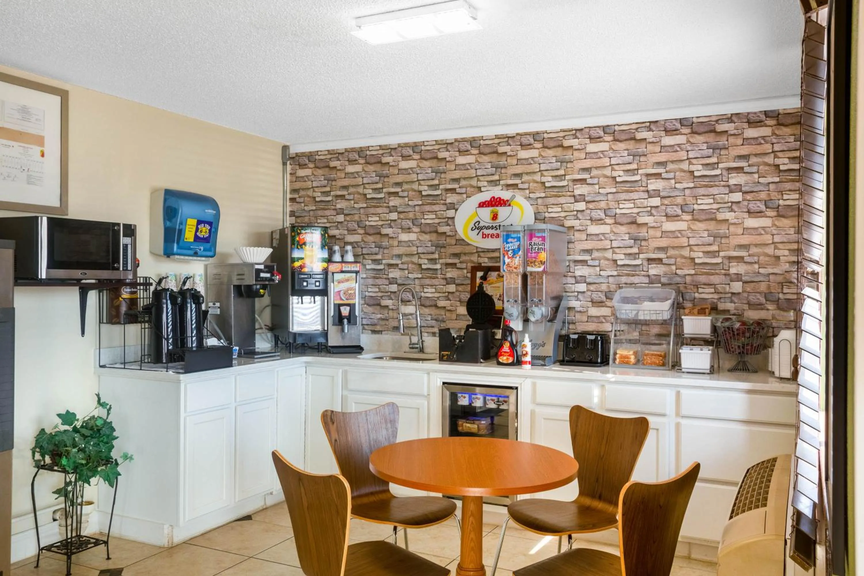 Restaurant/places to eat in Super 8 by Wyndham El Dorado