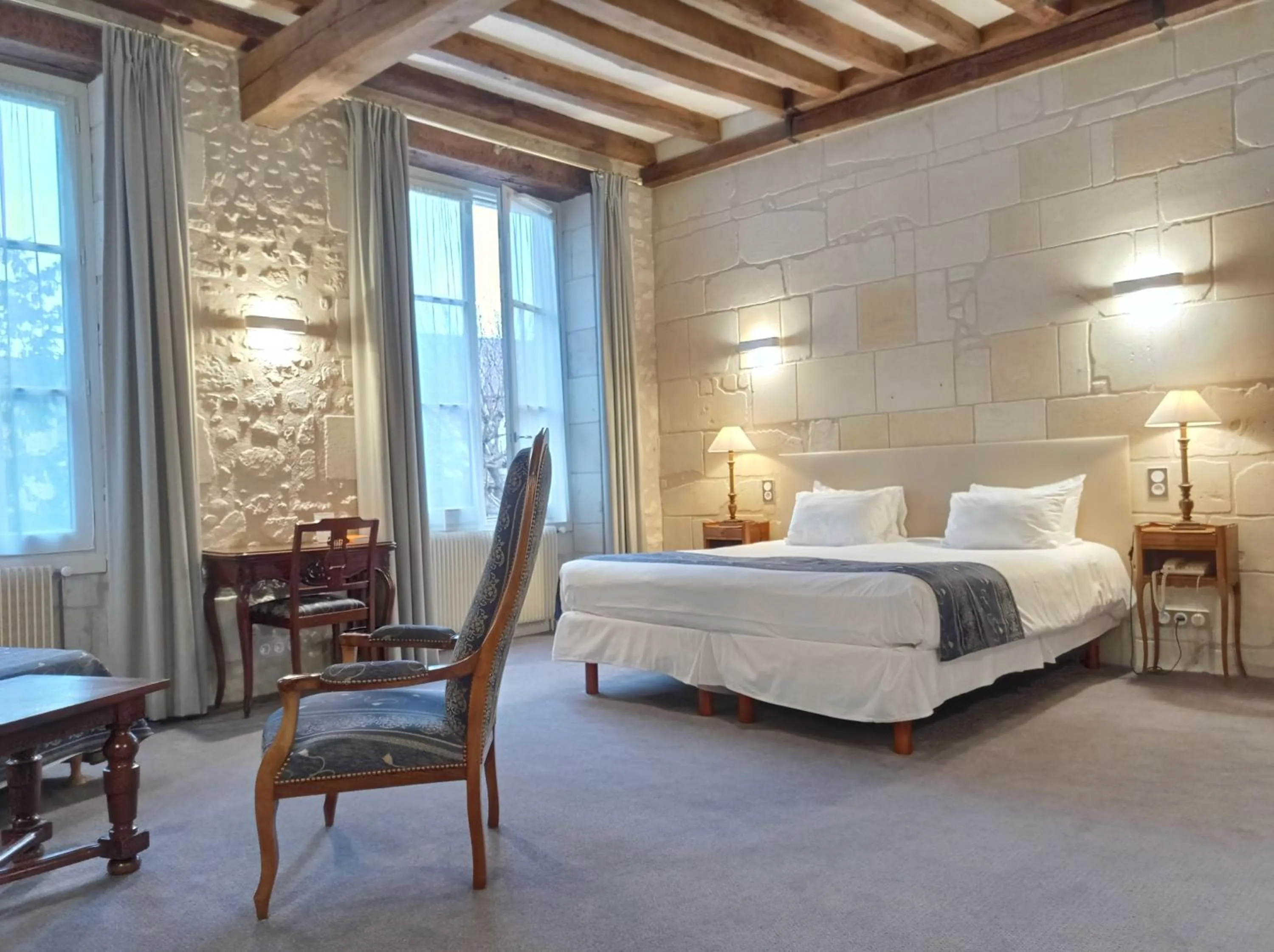 Bedroom, Bed in Hôtel Grand Monarque