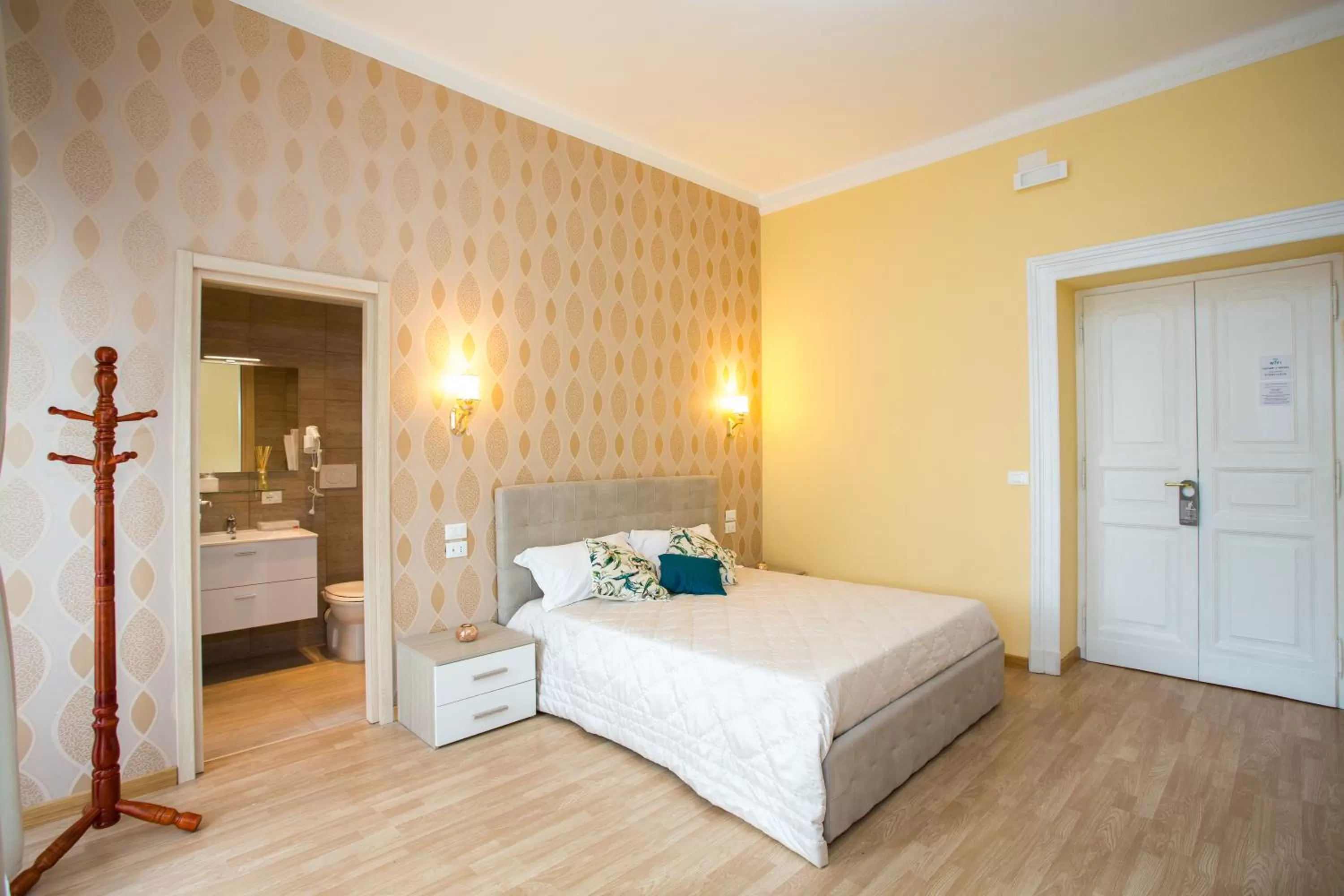 Shower, Bed in BQ House Castello Luxury Rooms