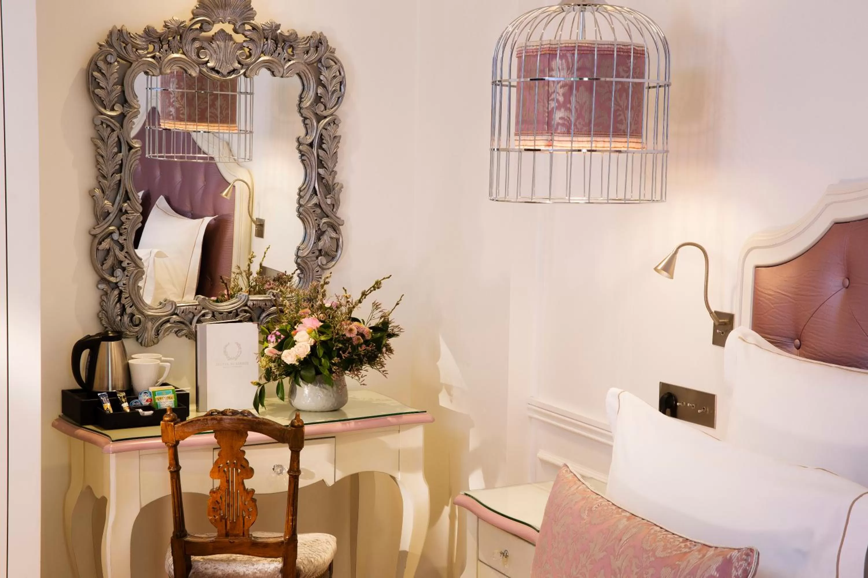 Decorative detail in Académie Hôtel Saint Germain