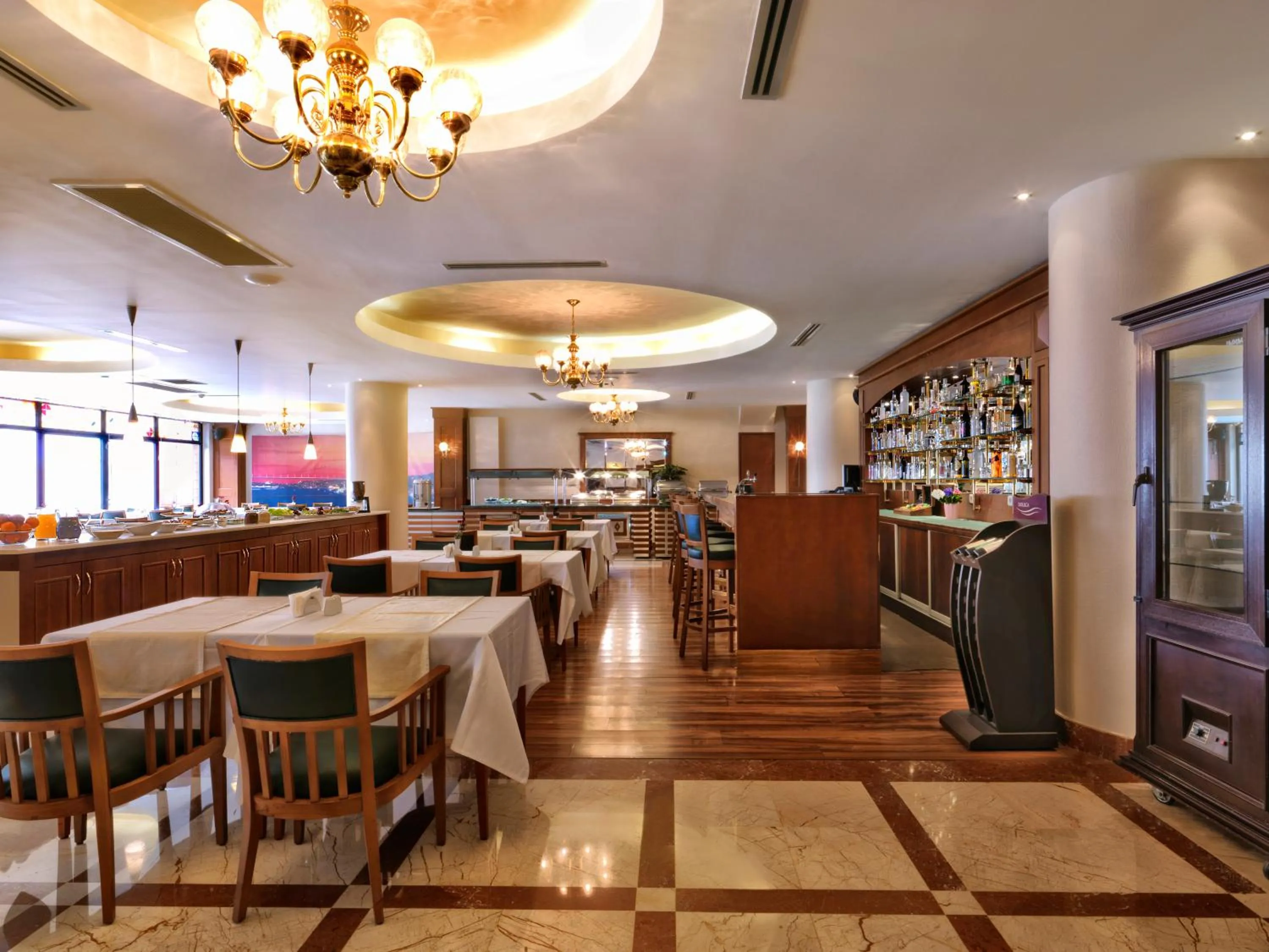 Restaurant/places to eat in Taksim Metropark Hotel