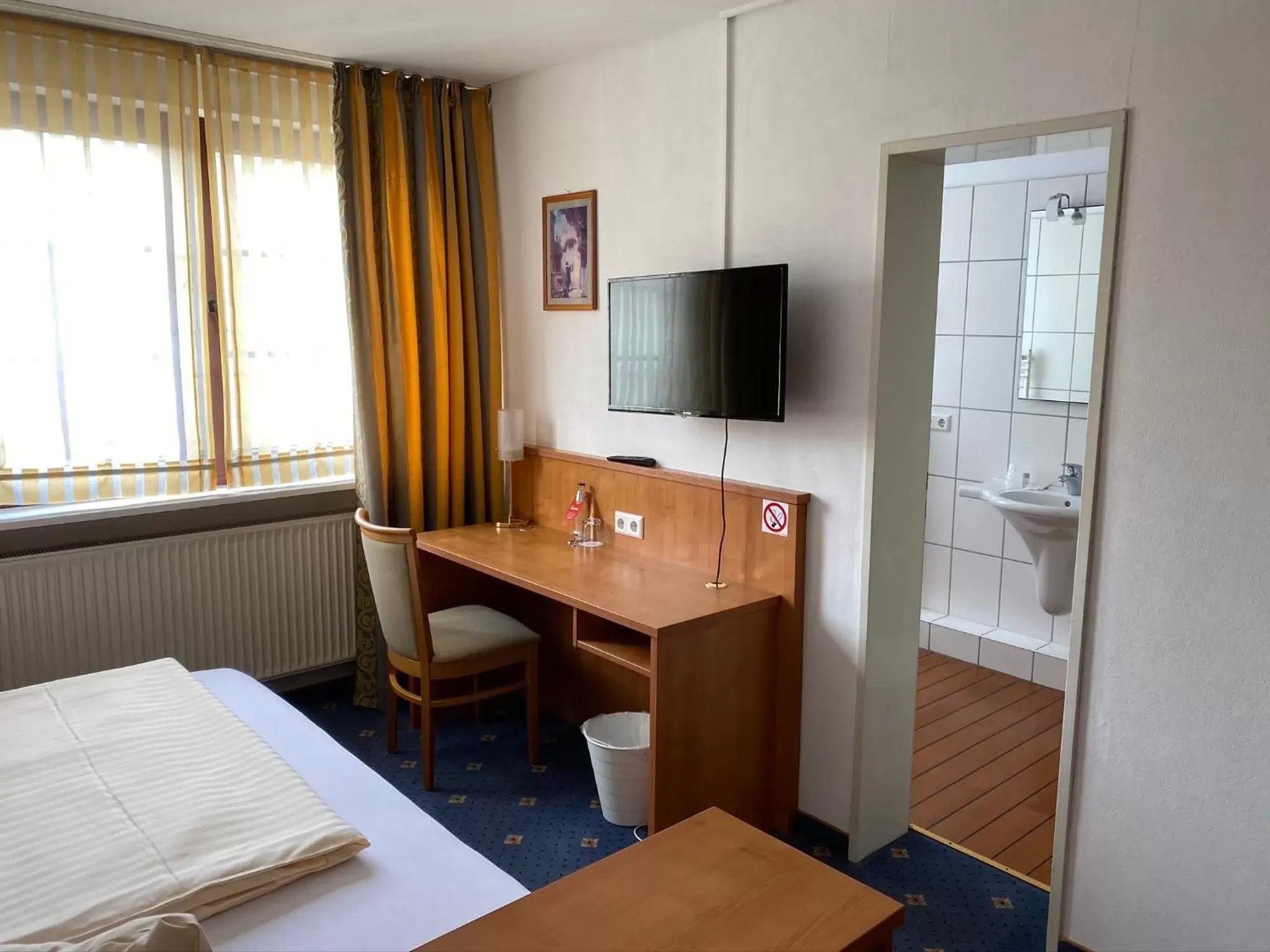 Single Room in Hotel Kaiserhof Single Room in Hotel Kaiserhof