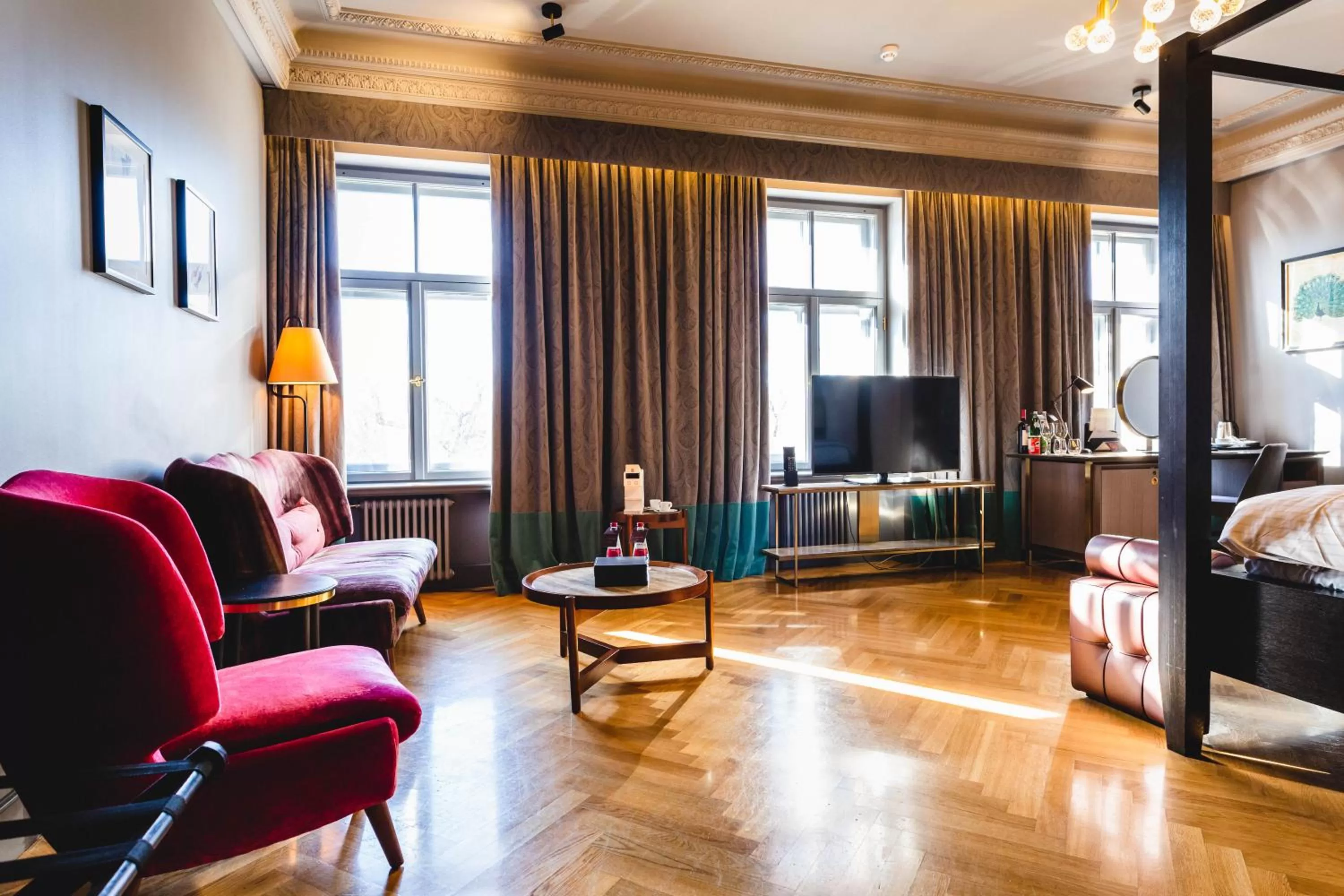 TV and multimedia in Grand Poet Hotel and SPA by Semarah