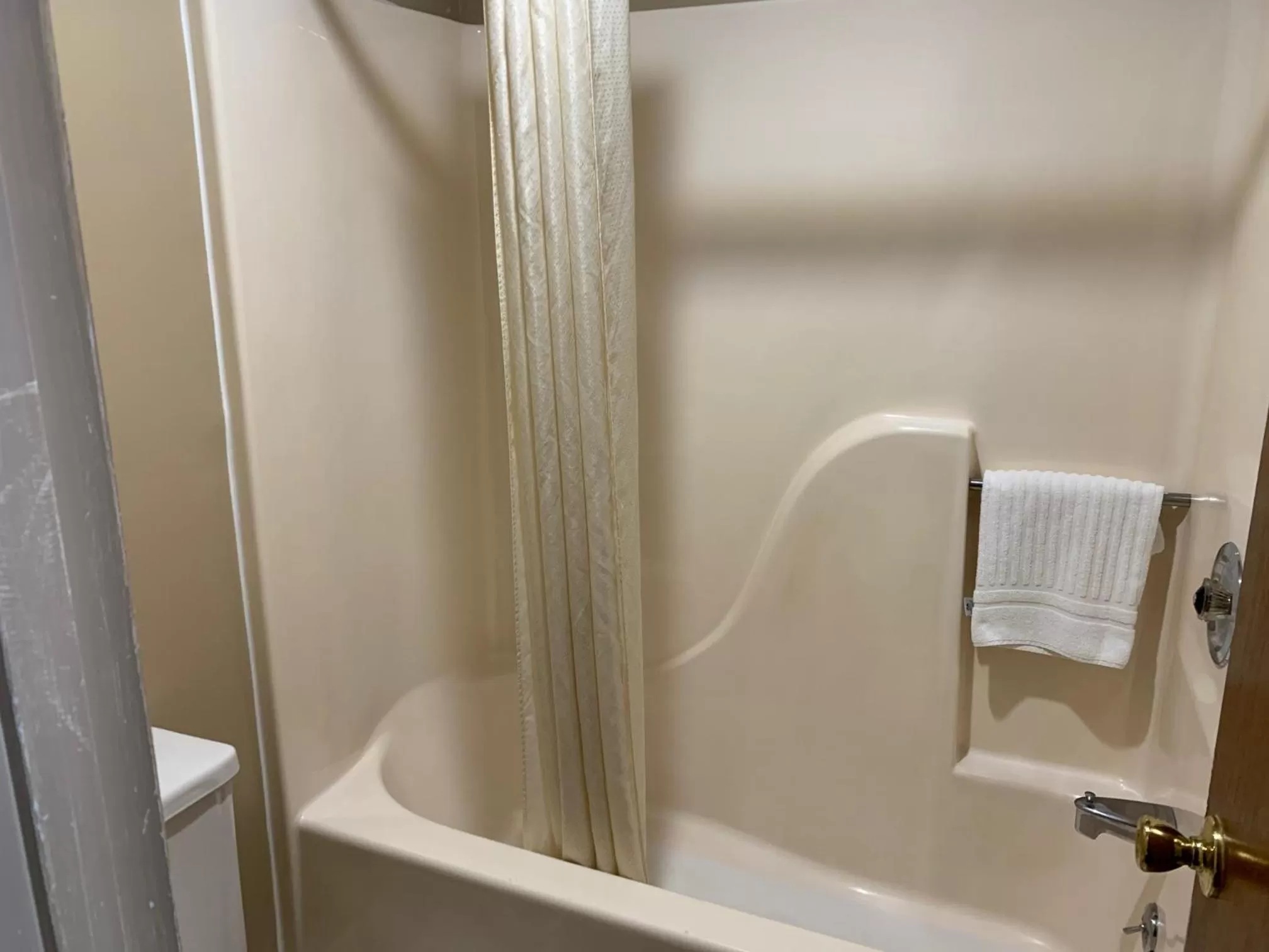 Bath in Travelowes Motel - Maggie Valley