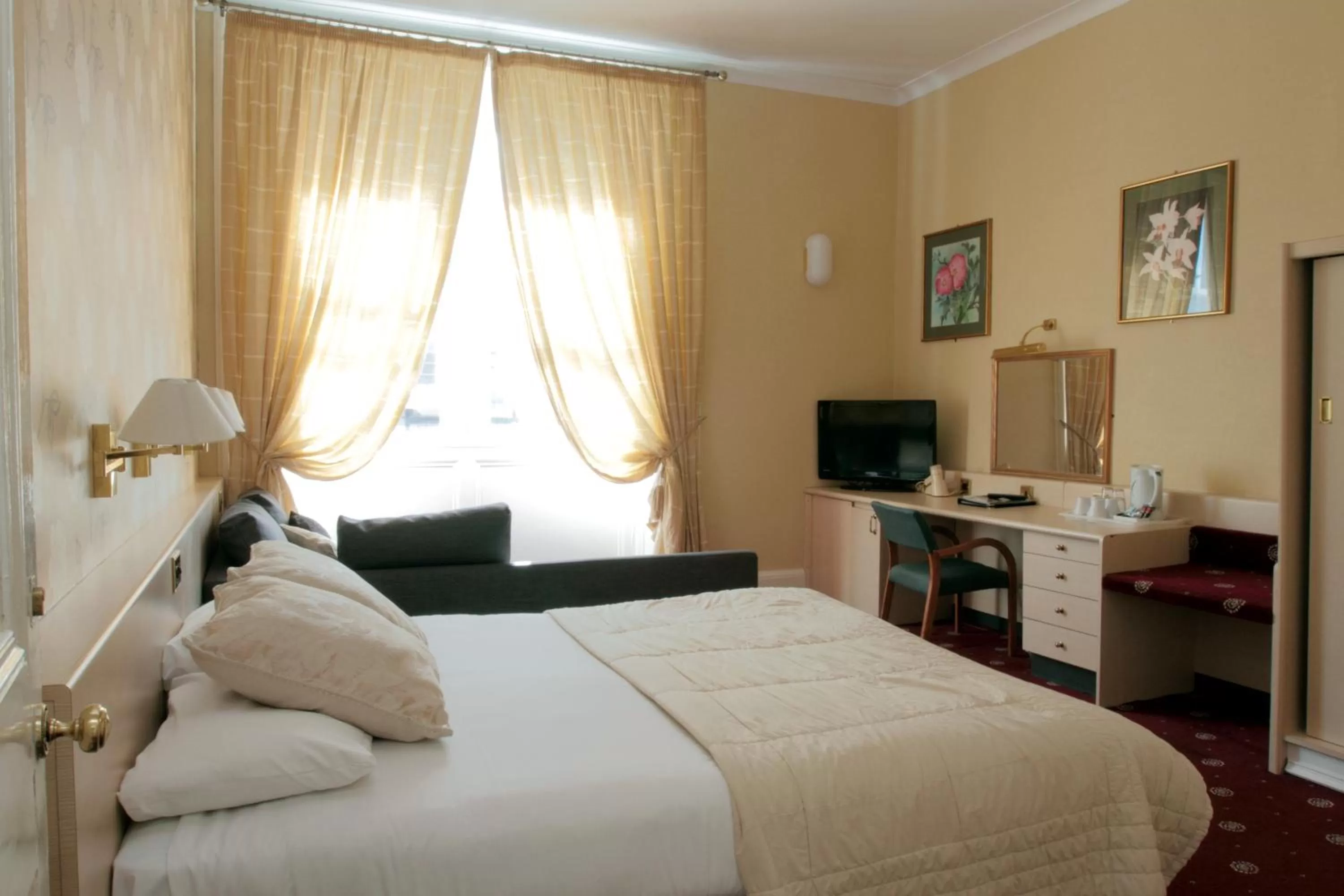 Bed in Thistle Hotel