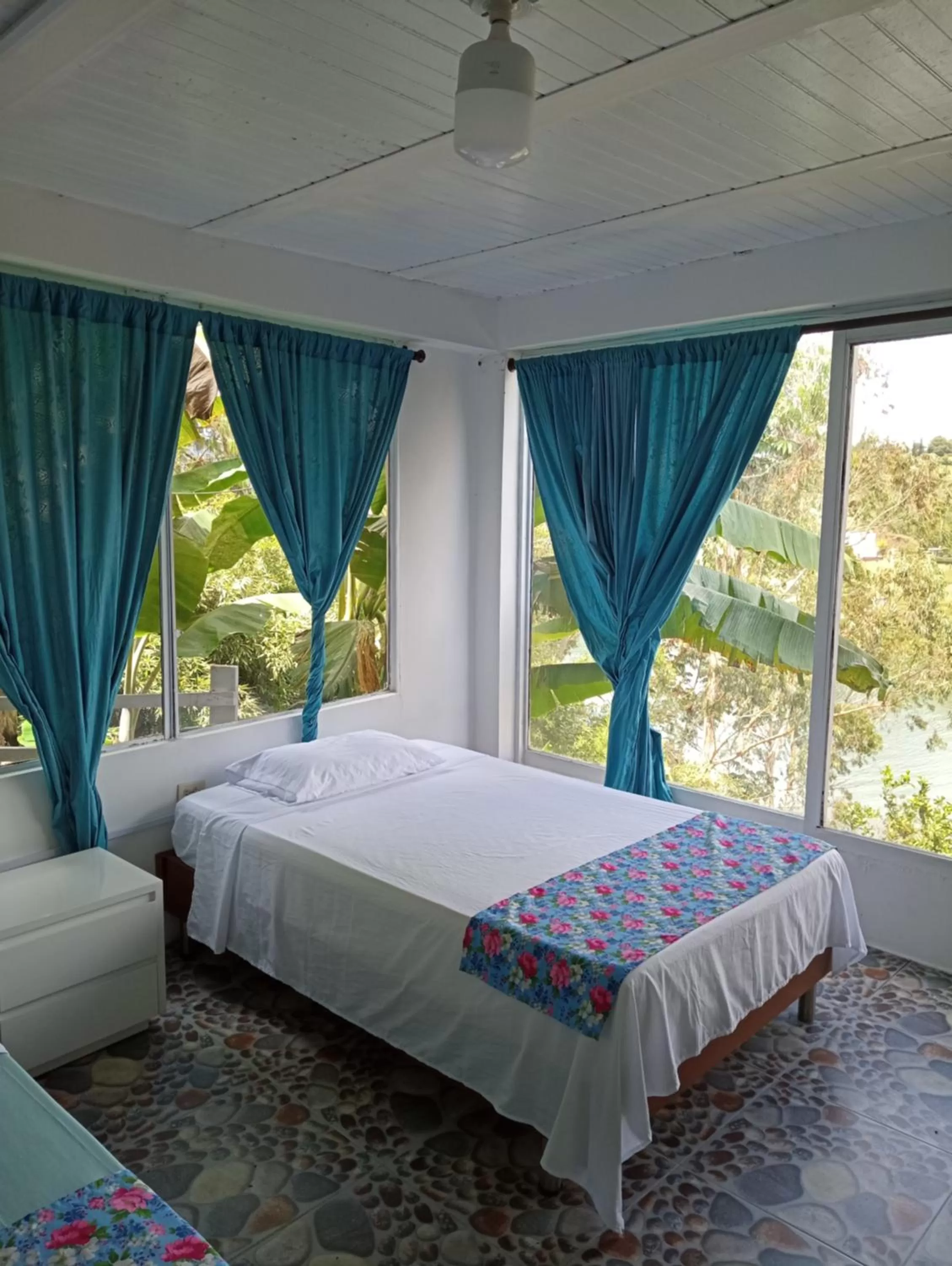 Bed in Paradise Lake Finca Hotel