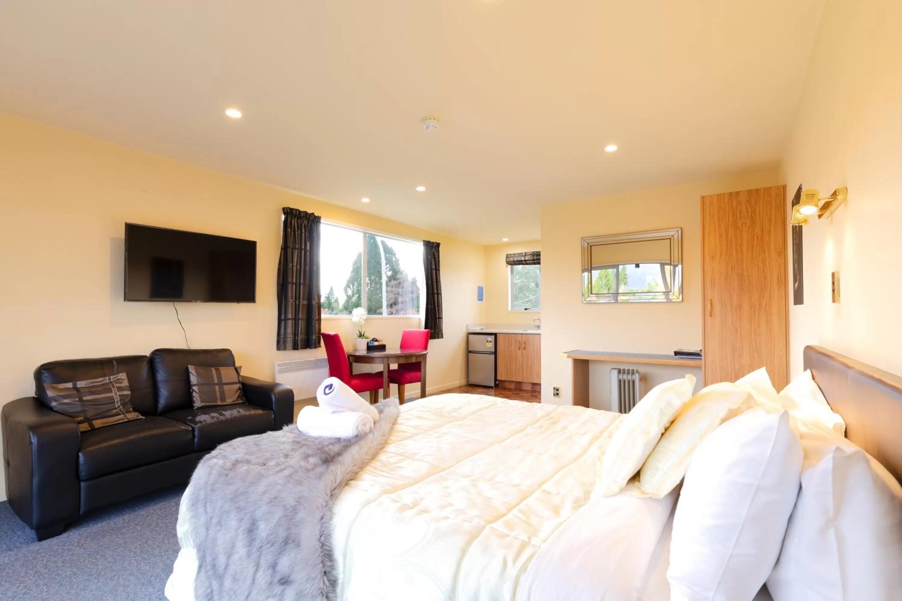 Photo of the whole room, Bed in Alpine View Motel