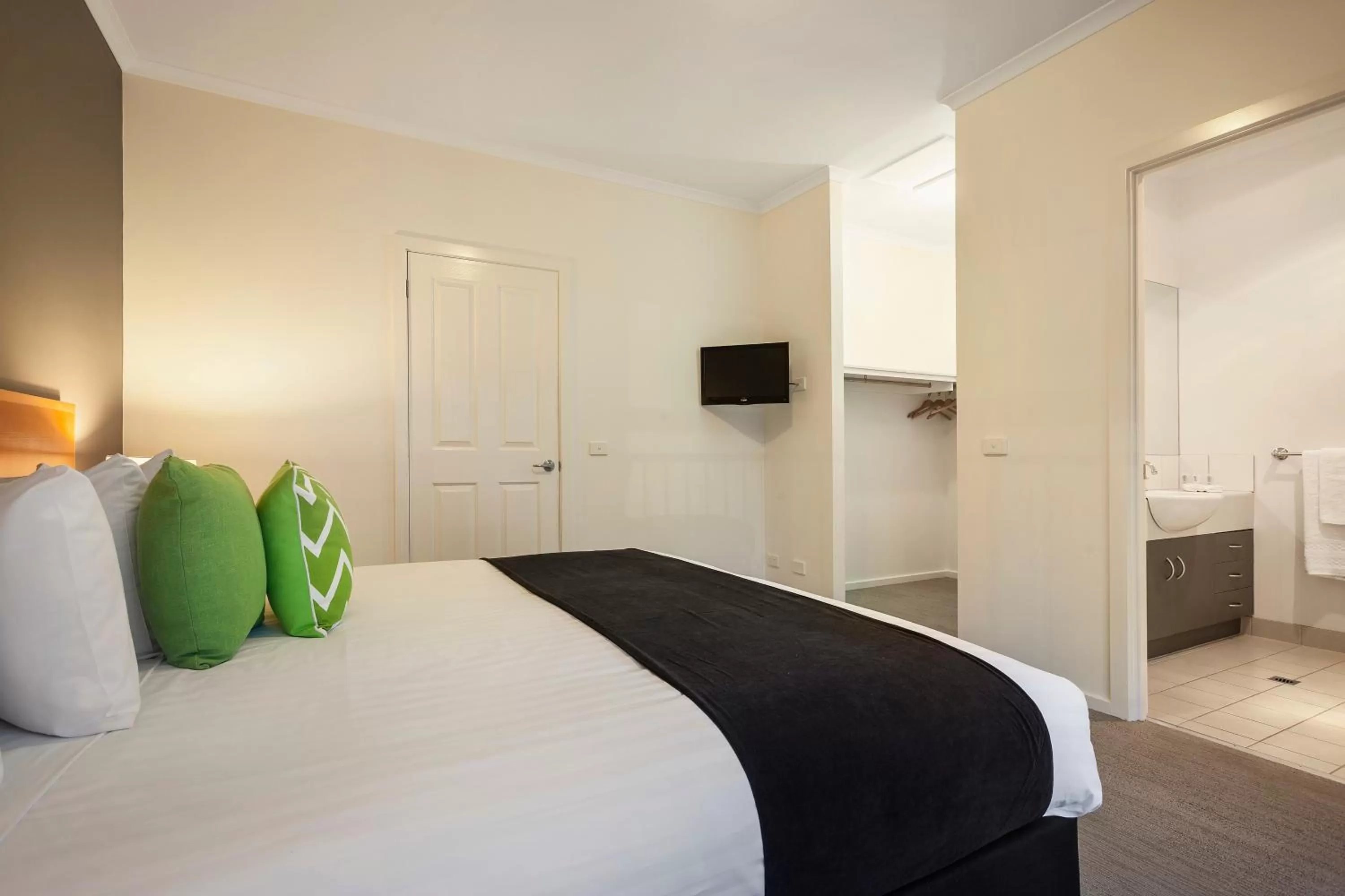 Bedroom, Bed in Quest Warrnambool