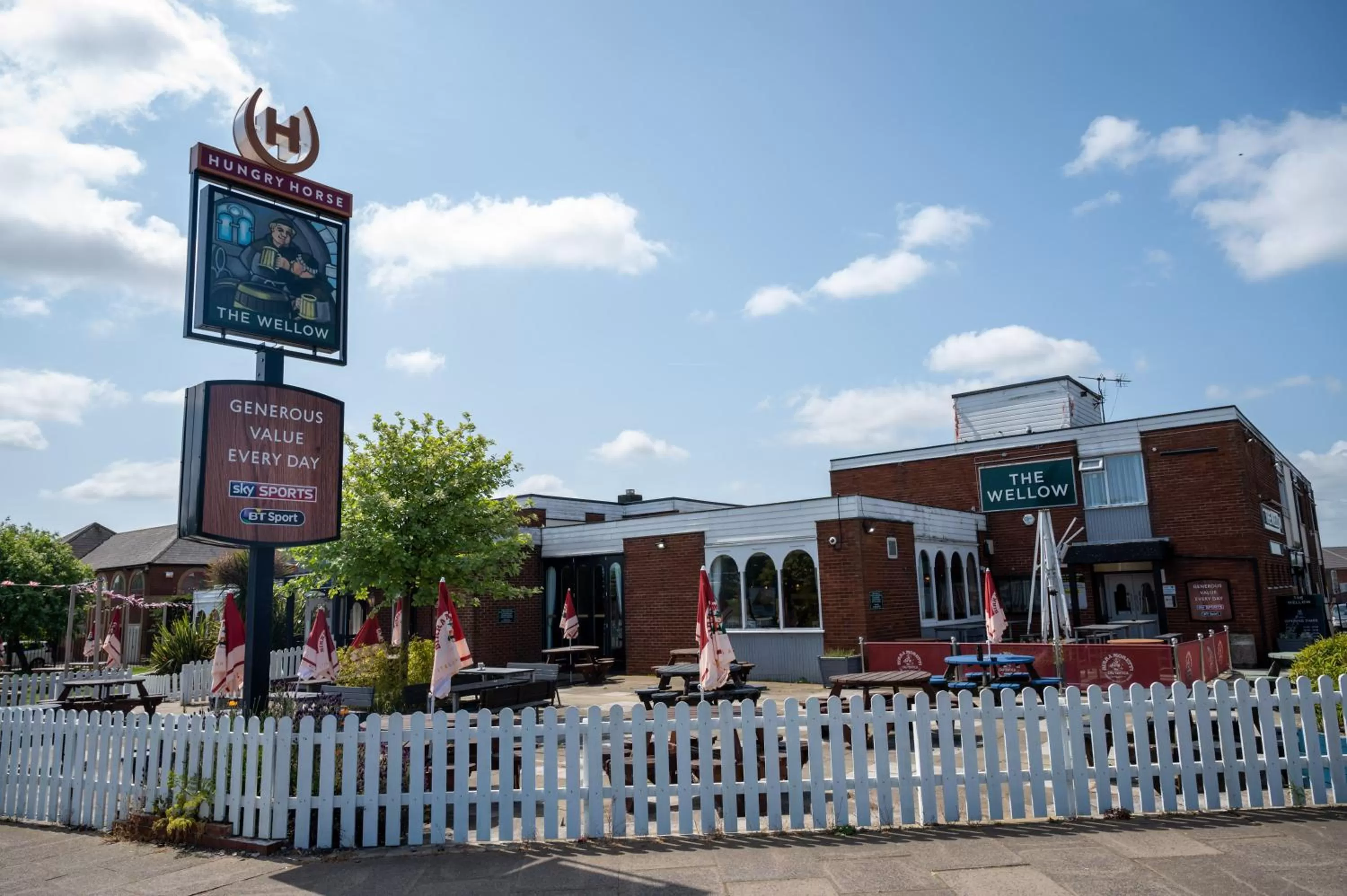 Facade/entrance in Wellow Hotel