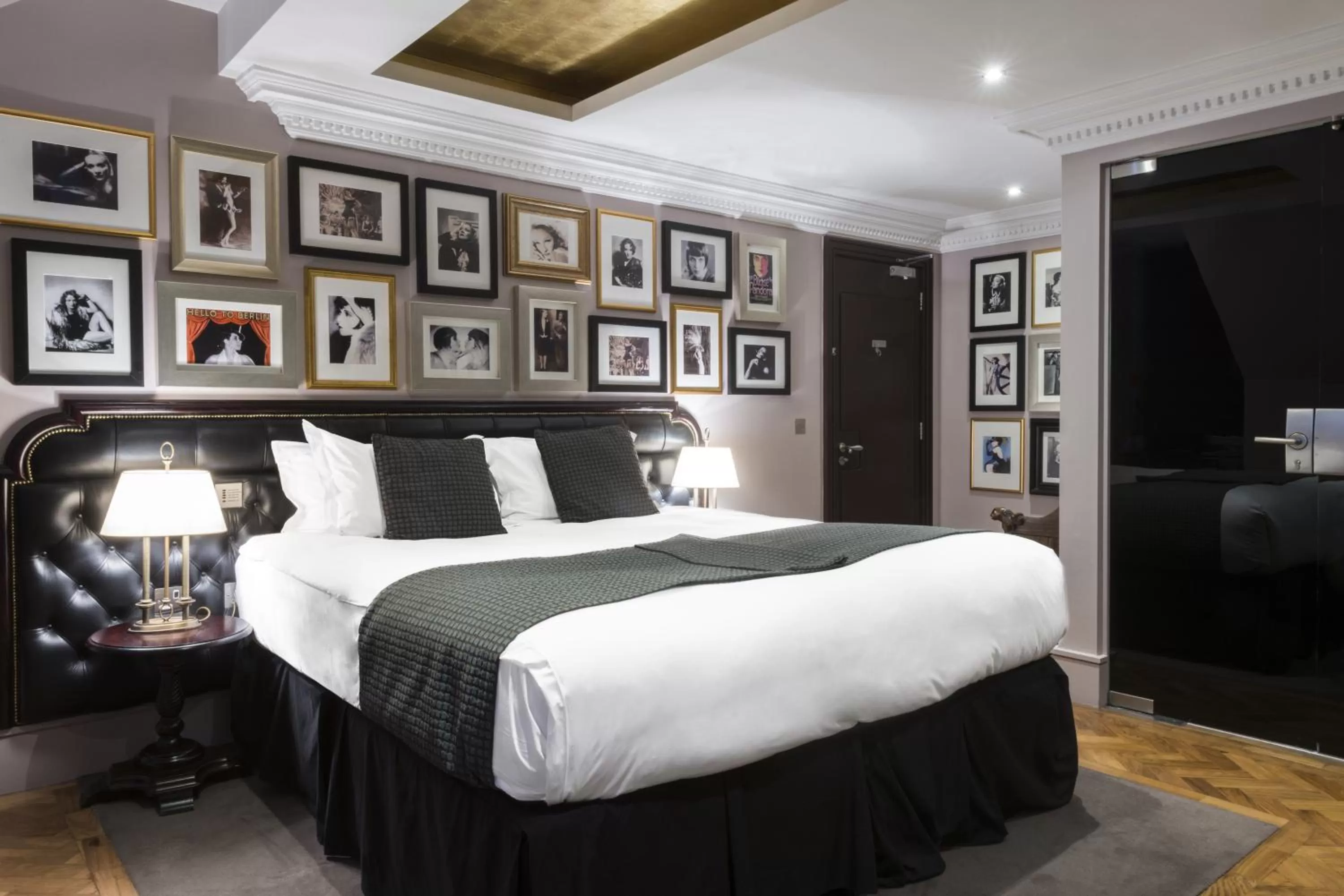 Bedroom, Bed in Le Monde Hotel