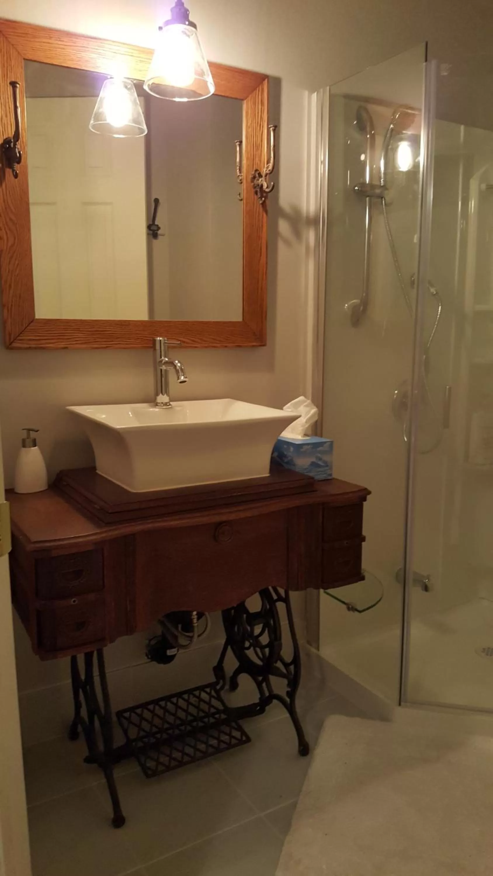 Shower, Bathroom in Atelier Galerie Anne Drouin Peinture & Pension