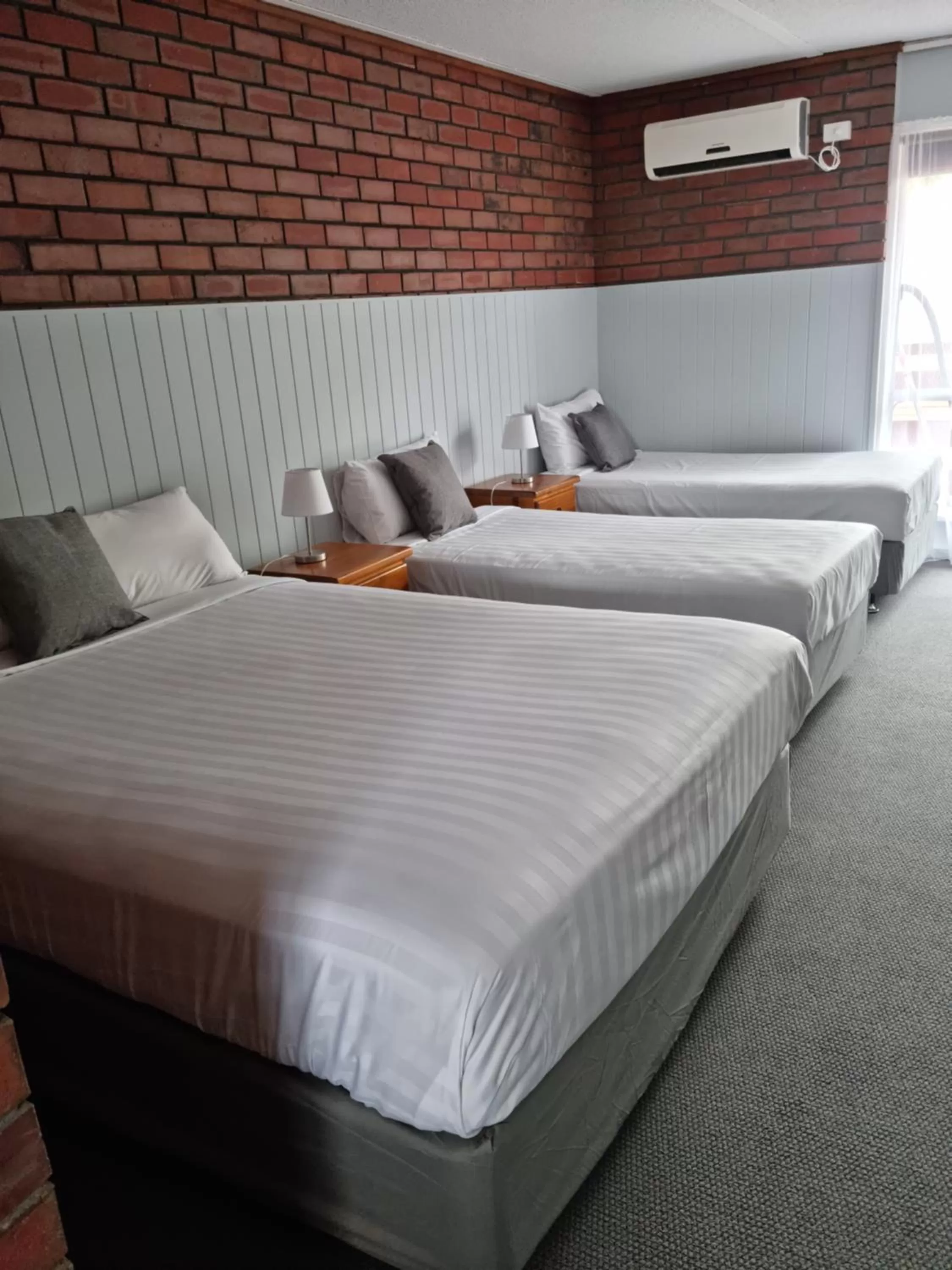 Bed in Mid City Plantation Motel