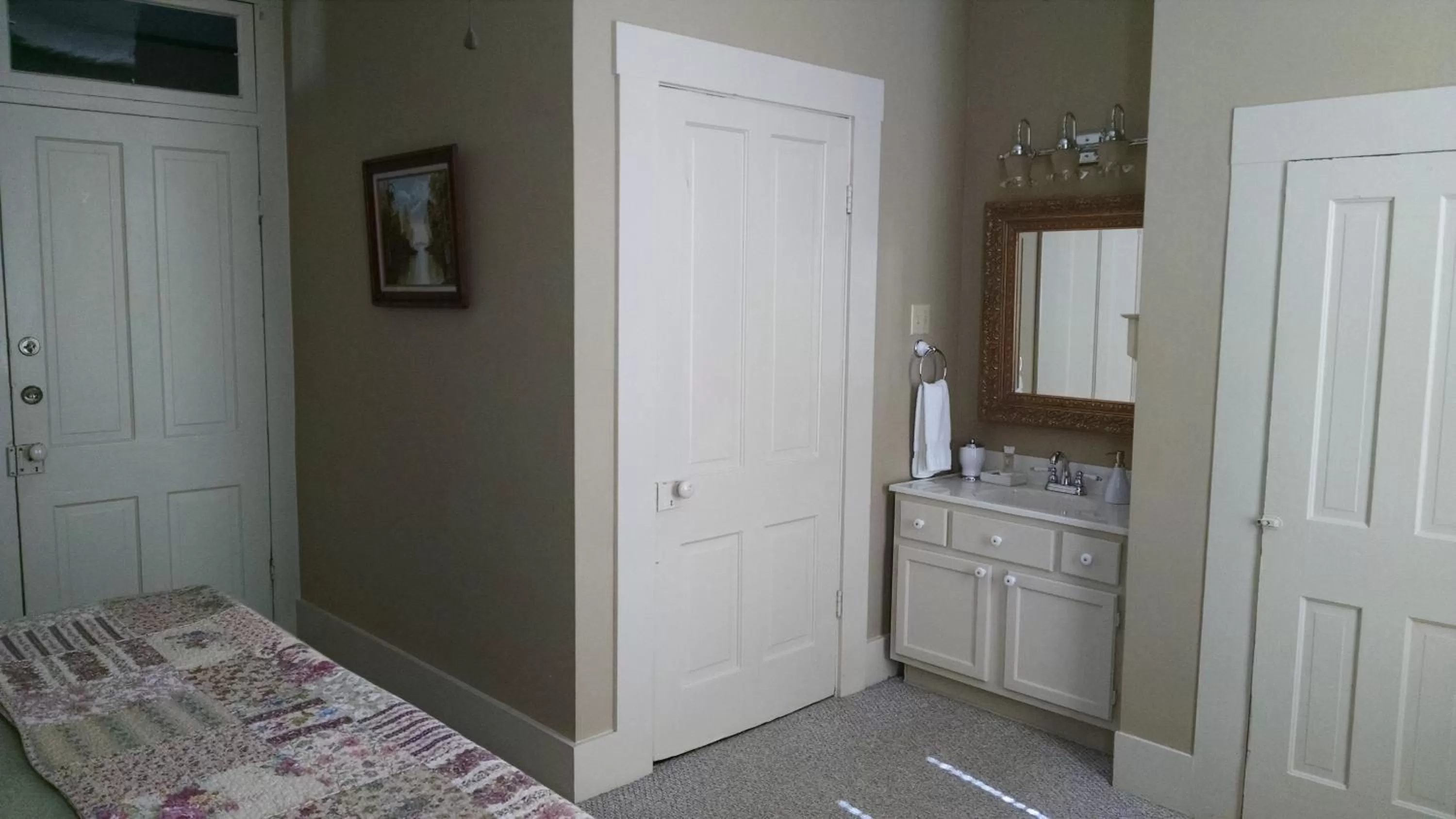 Bed in Hardeman House Bed and Breakfast