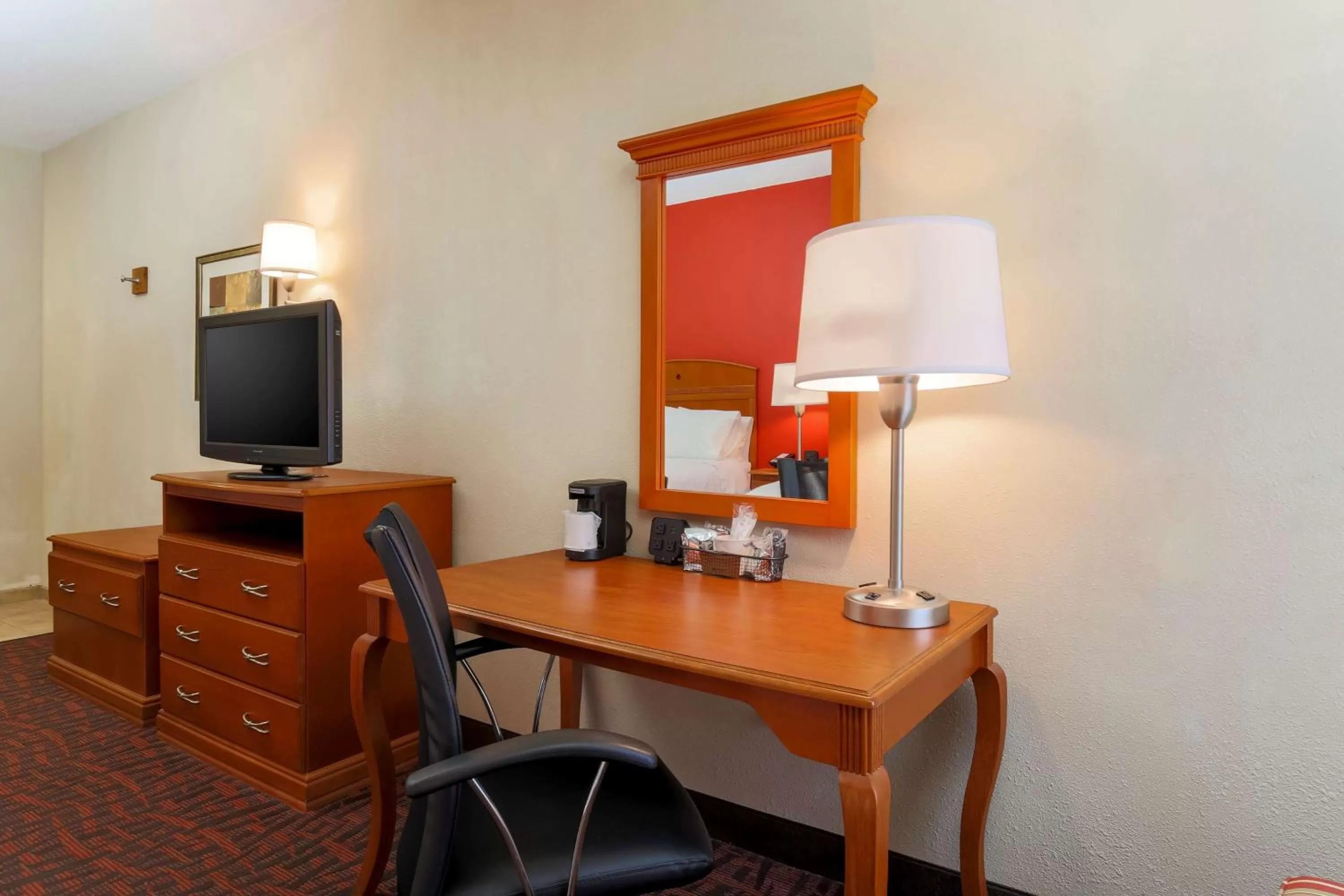 Bed, TV/Entertainment Center in Hampton Inn Dayton/Fairborn