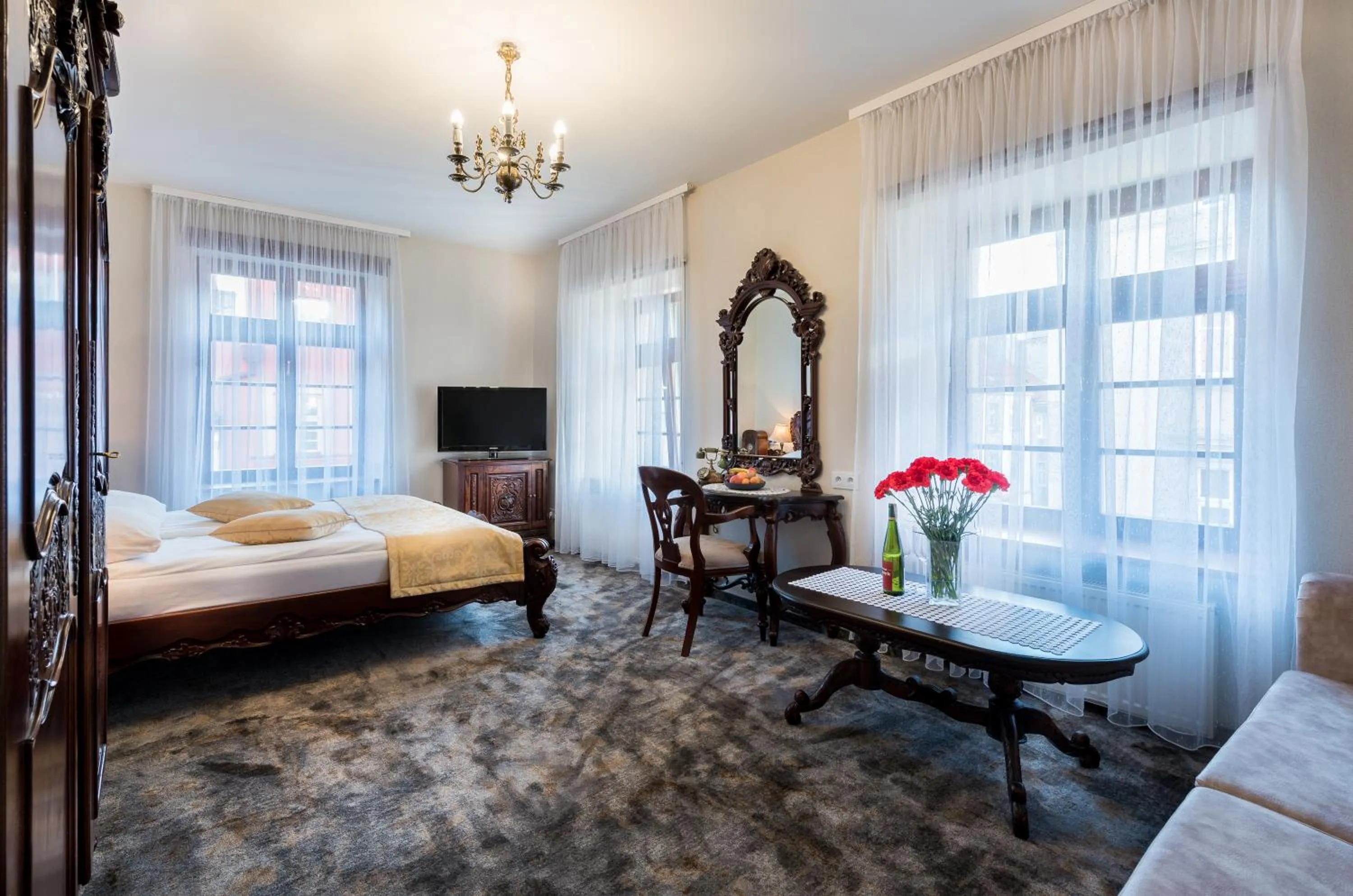 Photo of the whole room, Bed in Gotyk