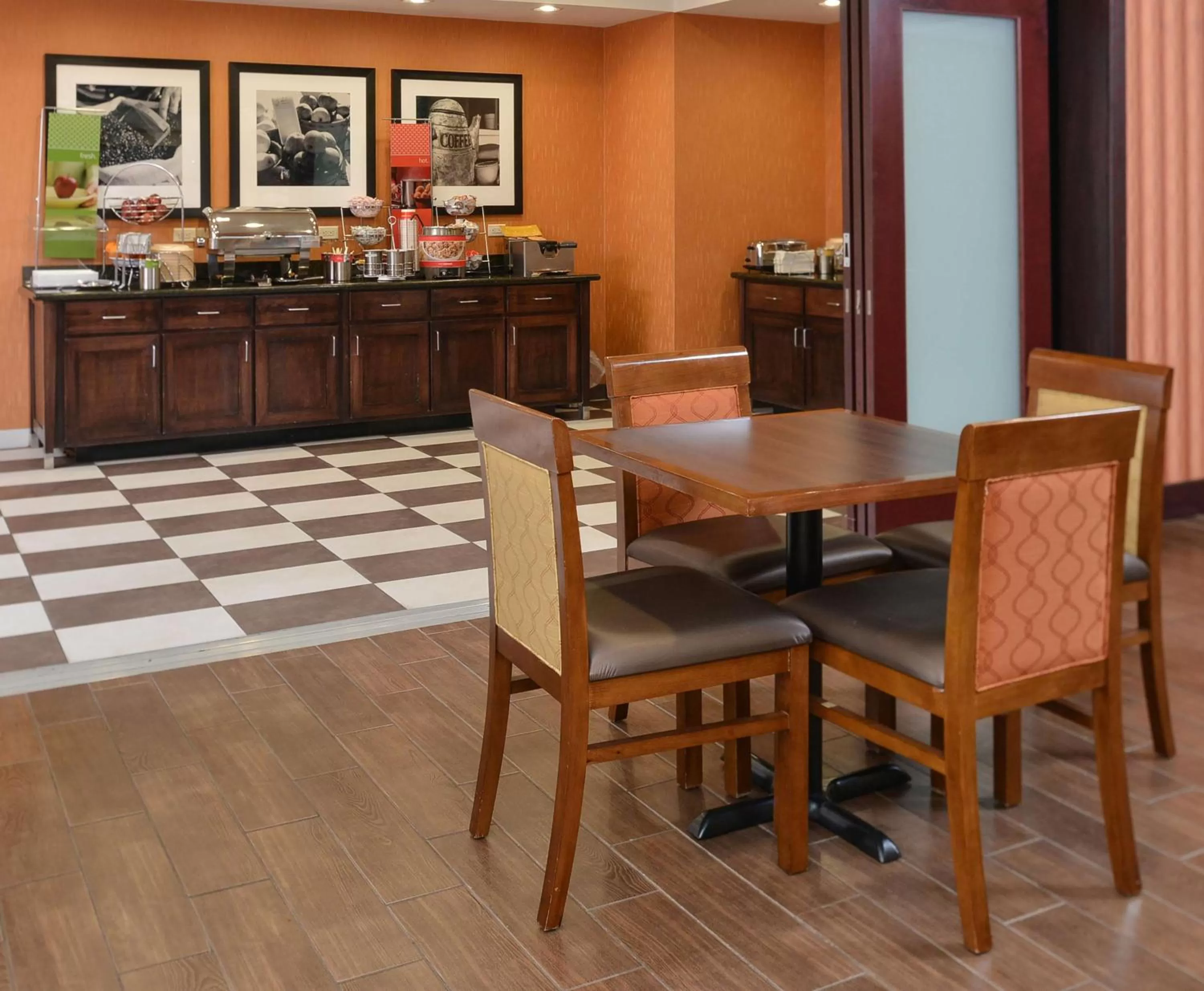 Dining area in Hampton Inn Ottumwa