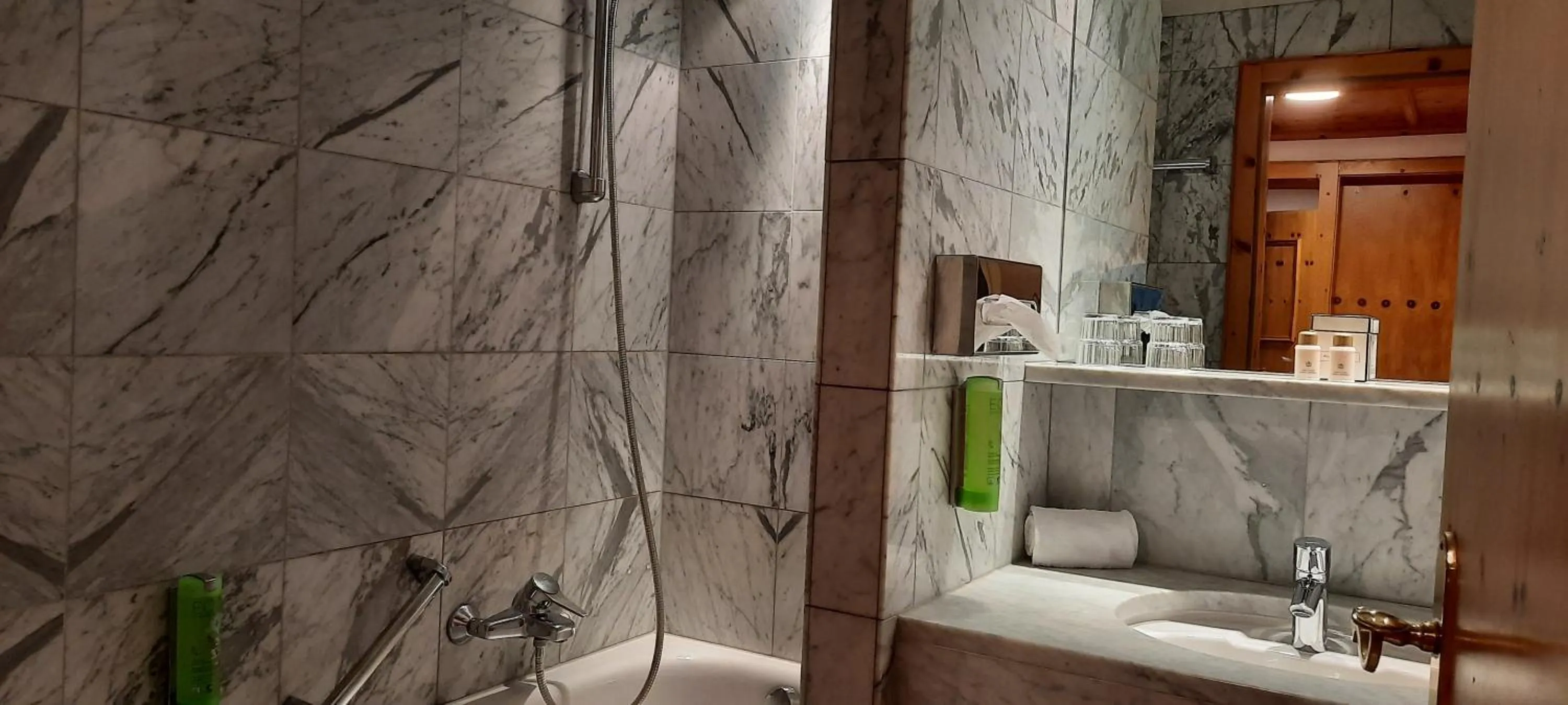 Bathroom in JUFA Alpenhotel Saalbach