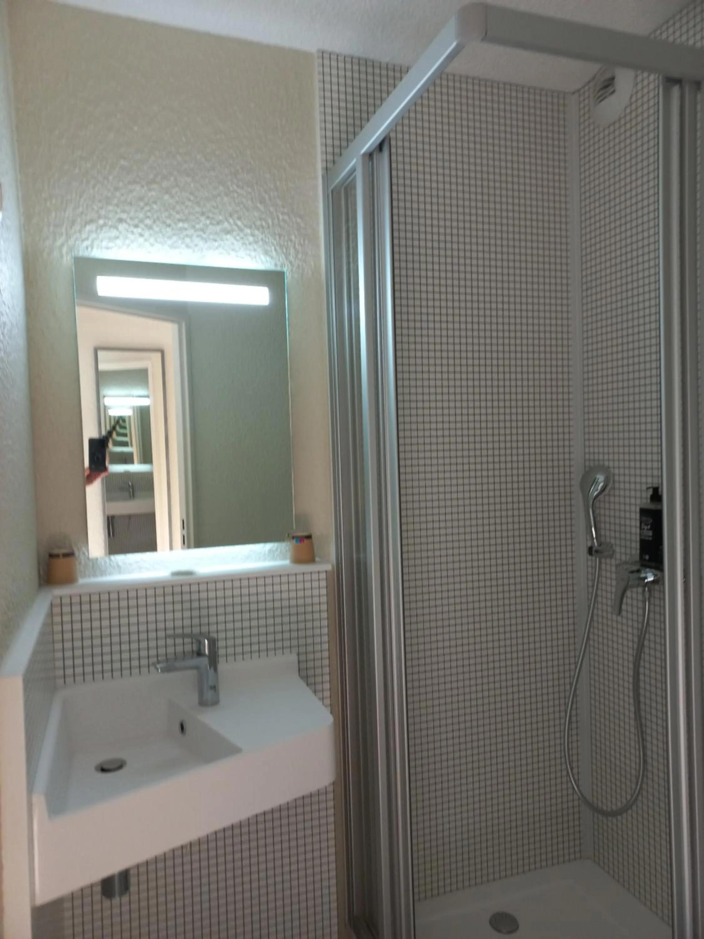 Bathroom in ibis budget Antony Massy rénové 2024