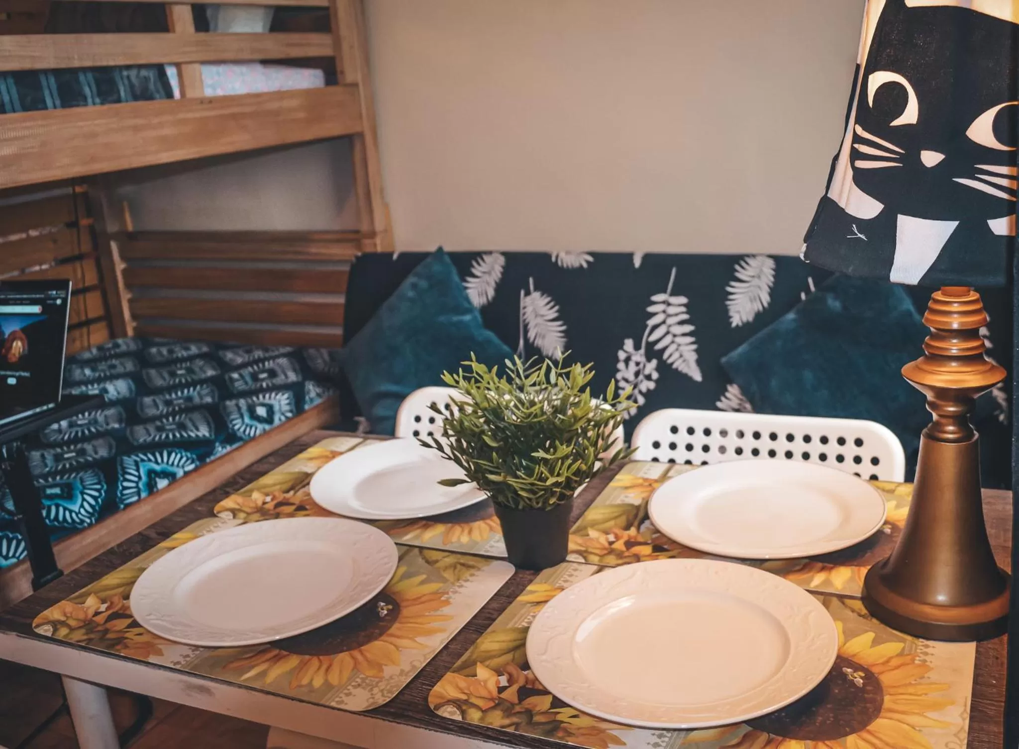 Dining area in Hollywood Light Haven Lodge