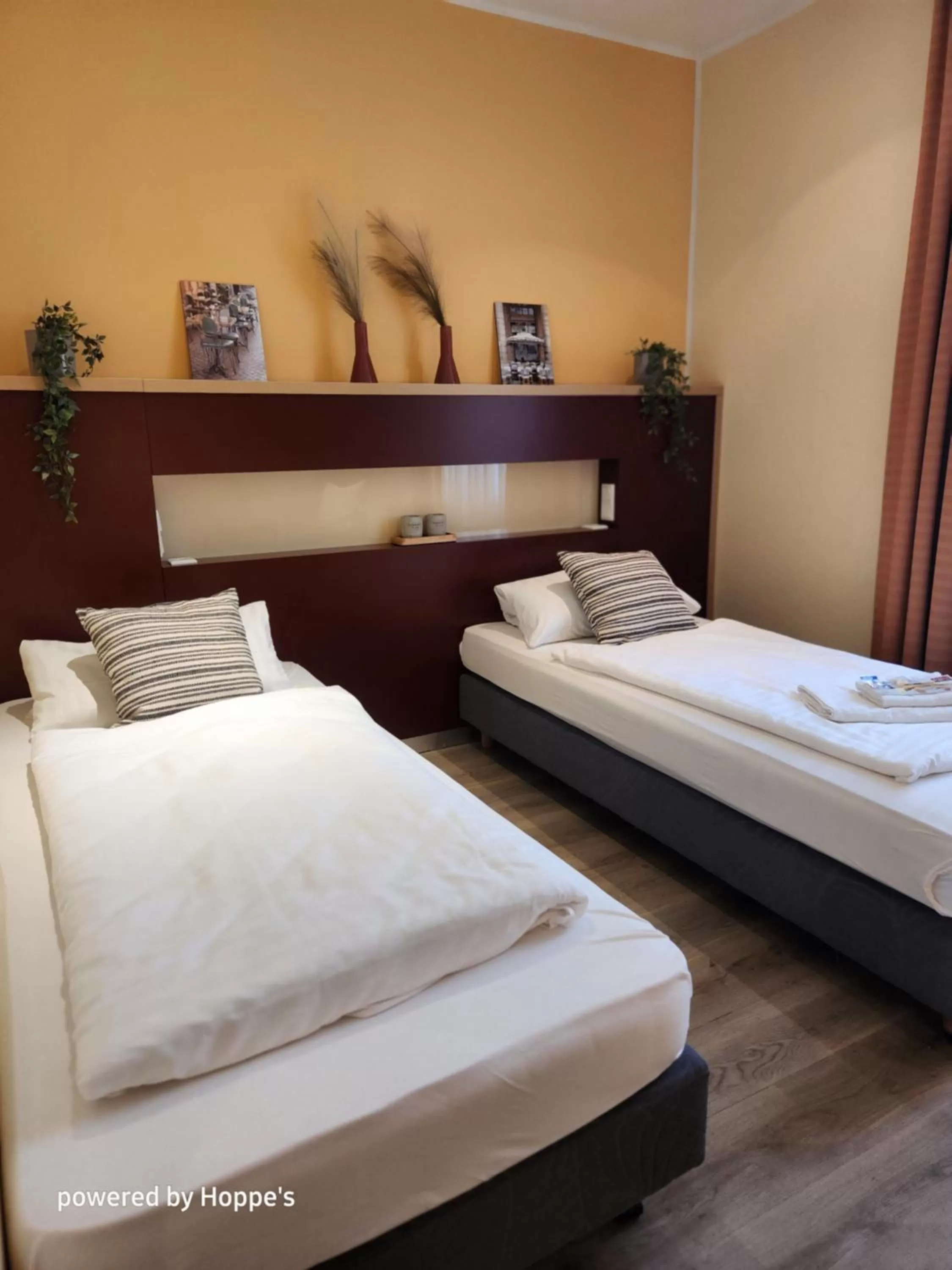 Staff, Bed in Hotel Hoppe