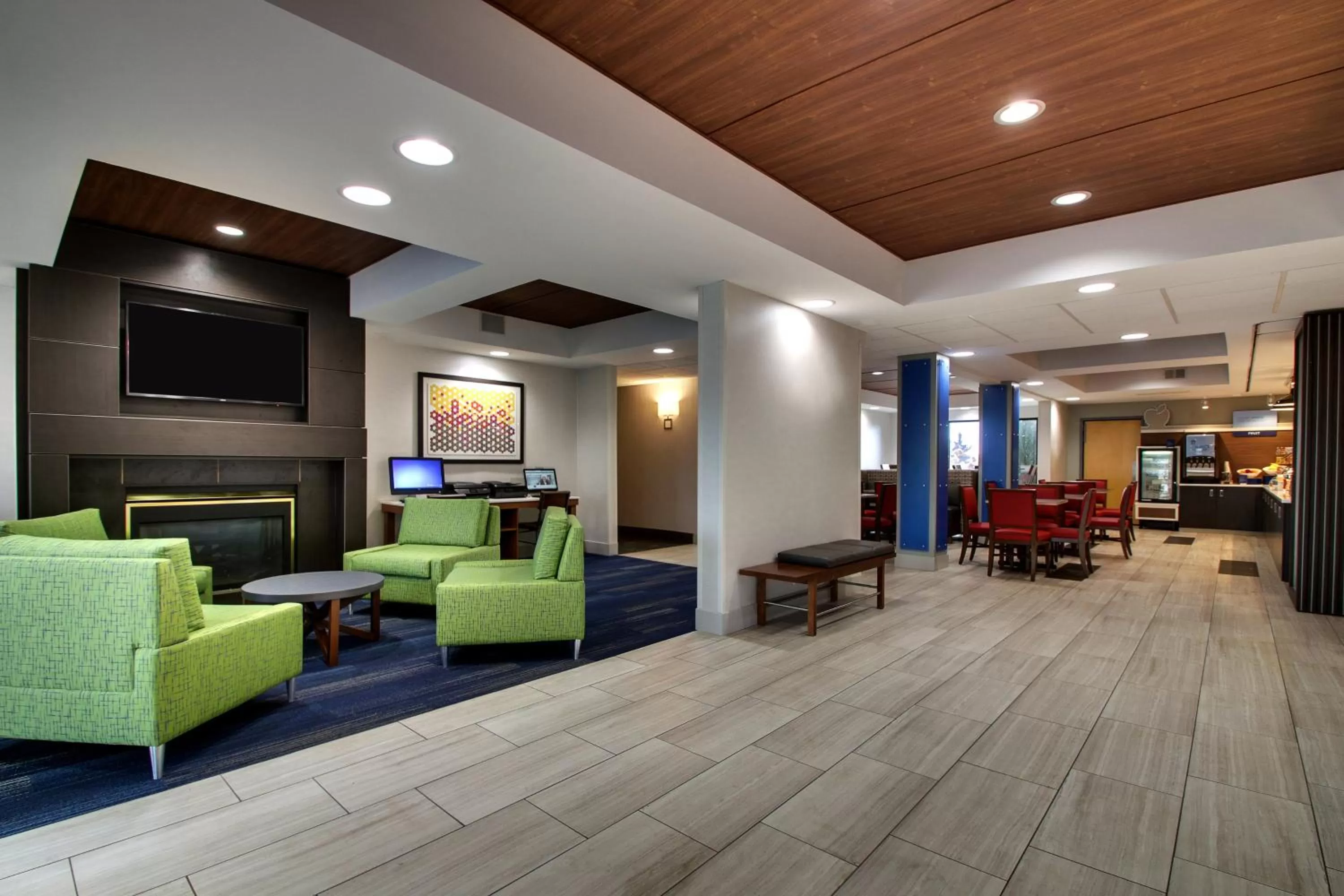 Lobby or reception in Holiday Inn Express Hotel & Suites Cedar Rapids I-380 at 33rd Avenue by IHG