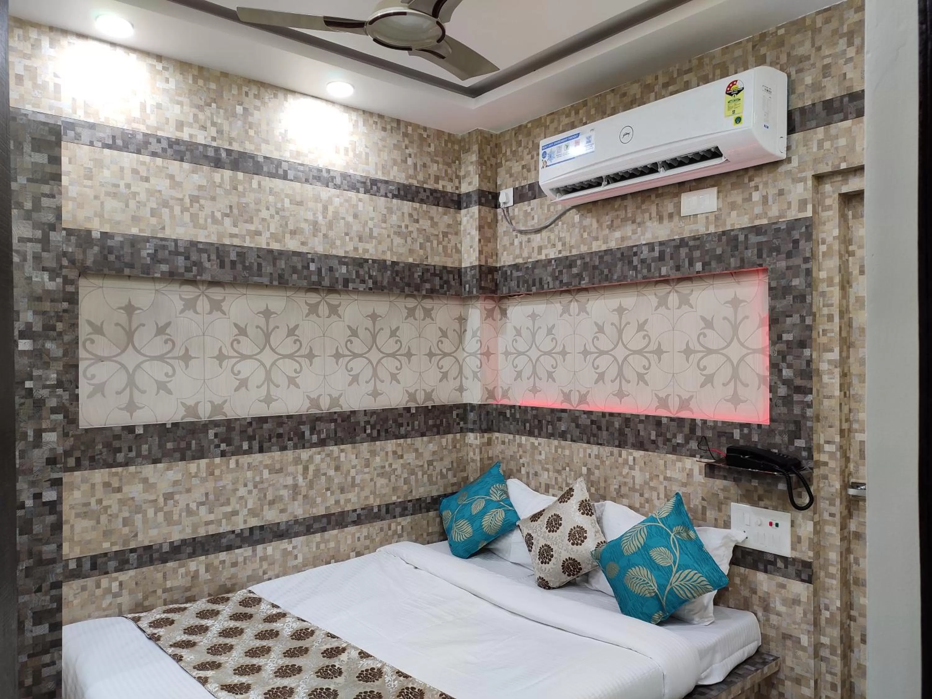 Bed in HOTEL CENTRAL SQUARE "A Couple Friendly Hotel"