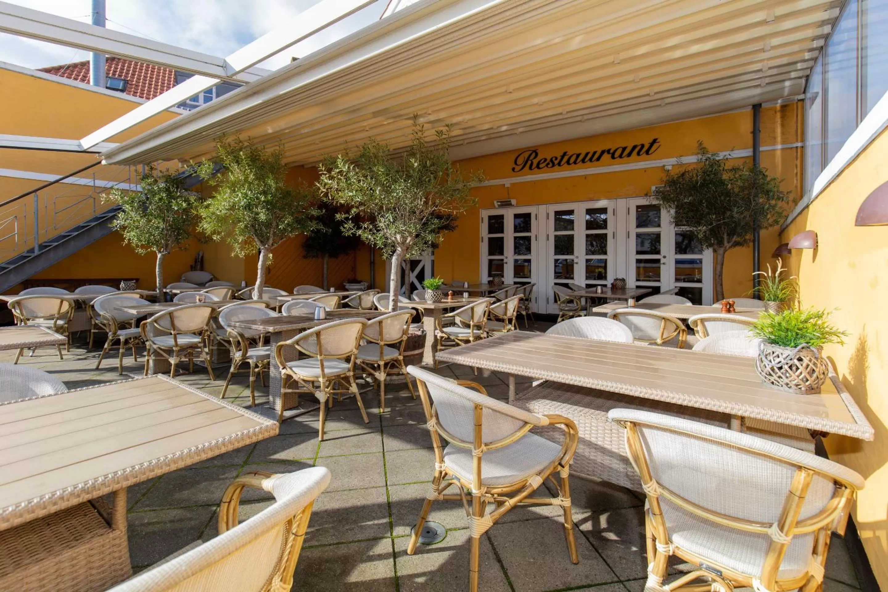 Restaurant/places to eat in Foldens Hotel