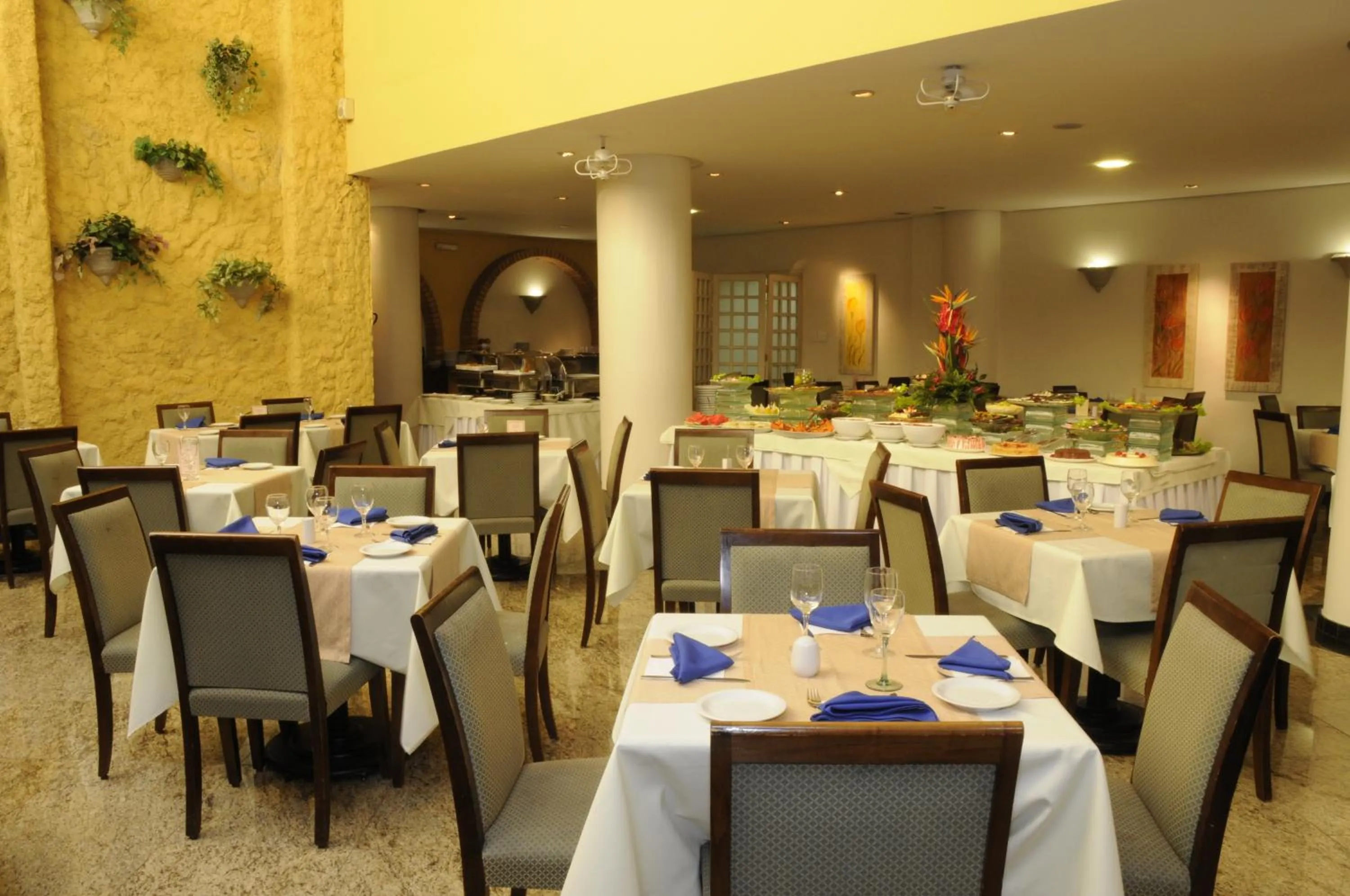 Restaurant/places to eat in Hotel Shelton