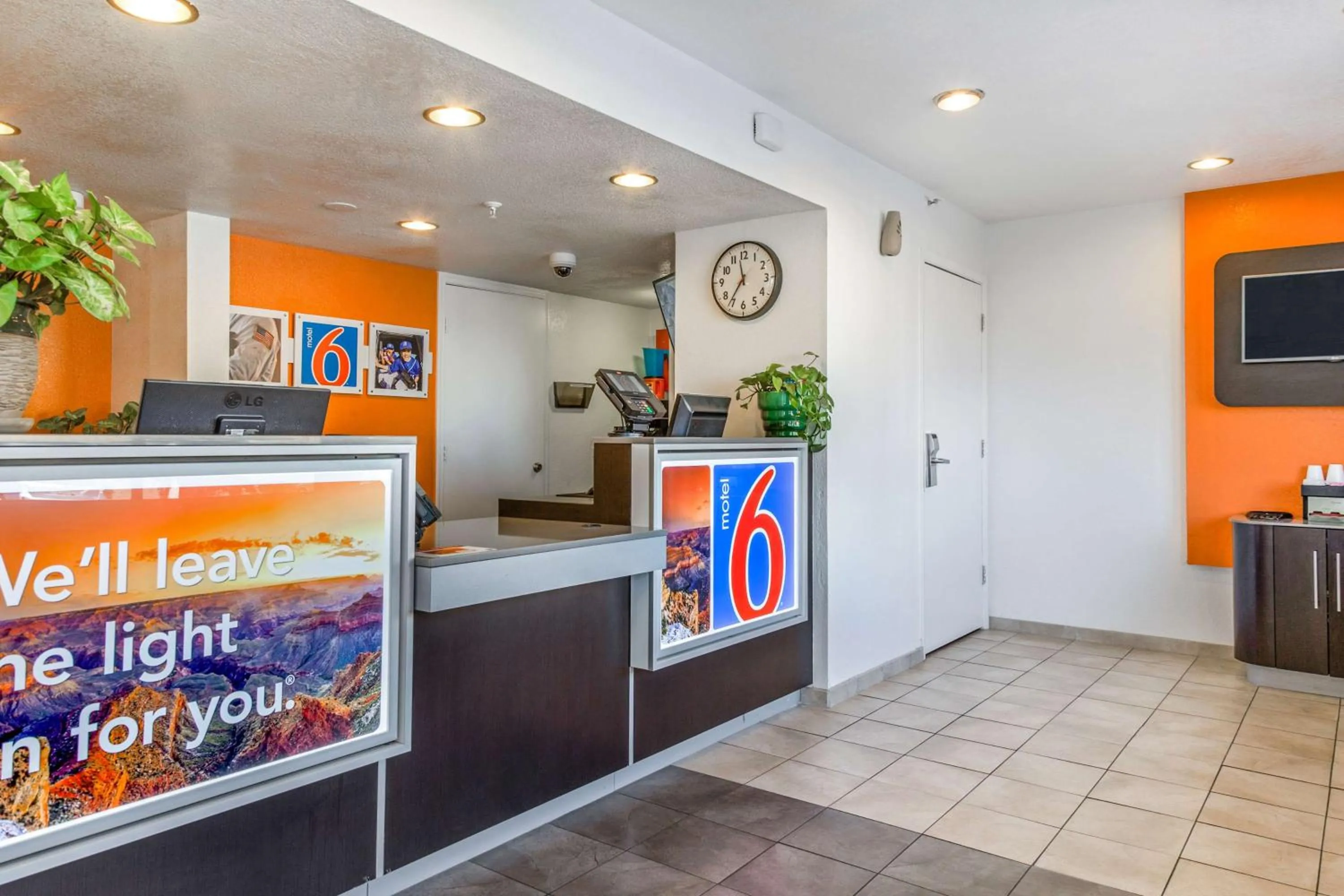TV and multimedia in Motel 6-Phoenix, AZ - West