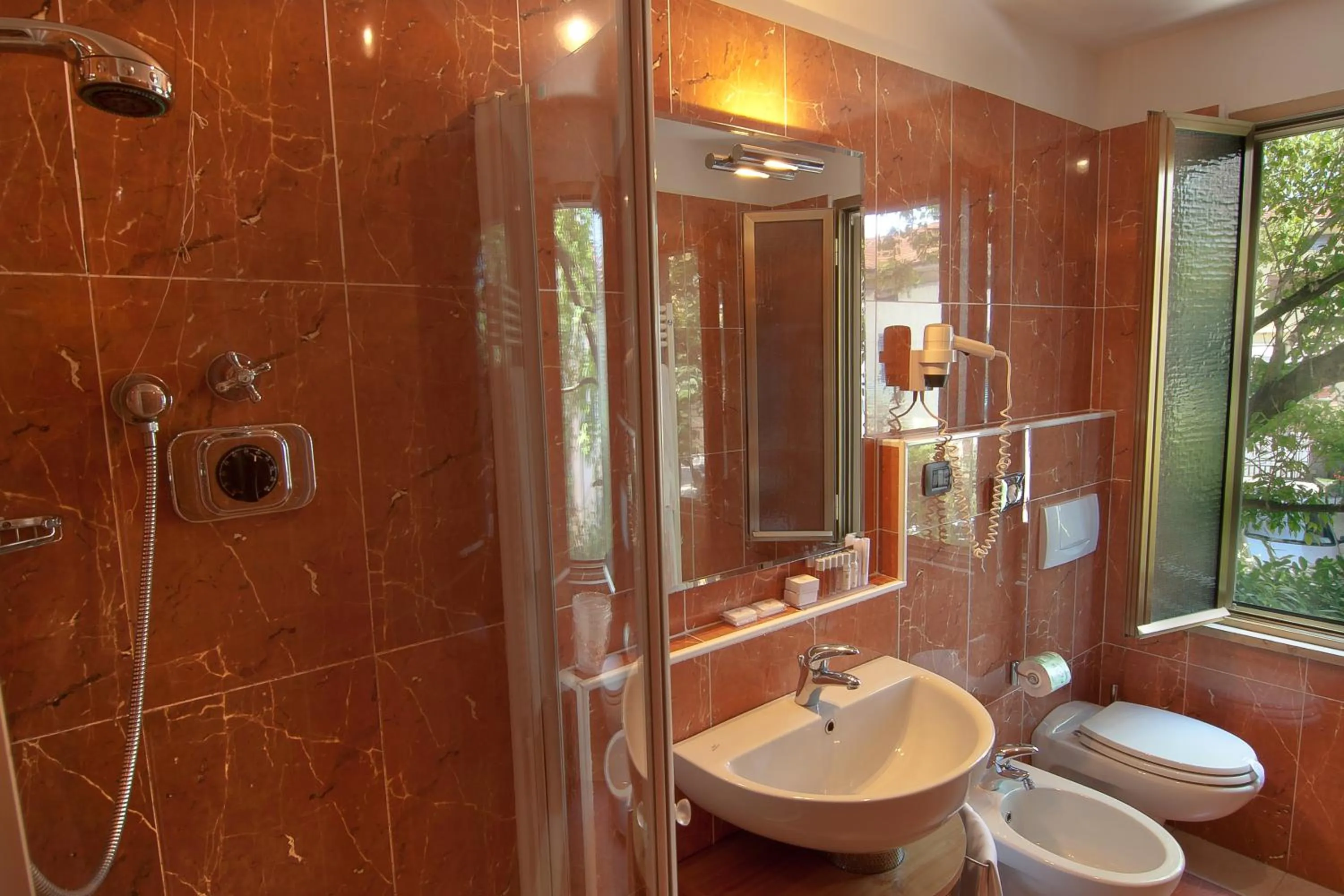 Shower in Albergo Celide
