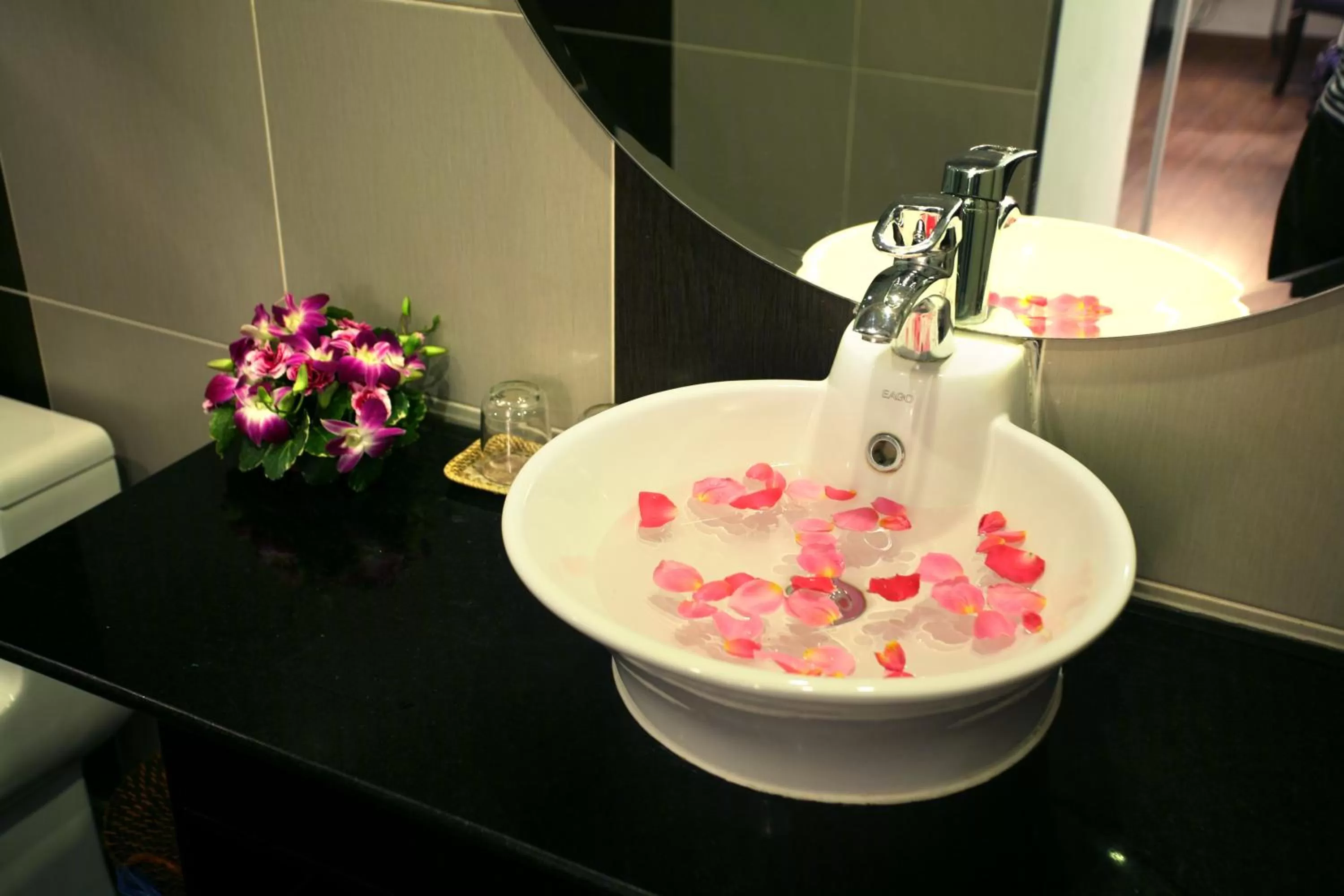 Toilet in Hanoi Emotion Hotel