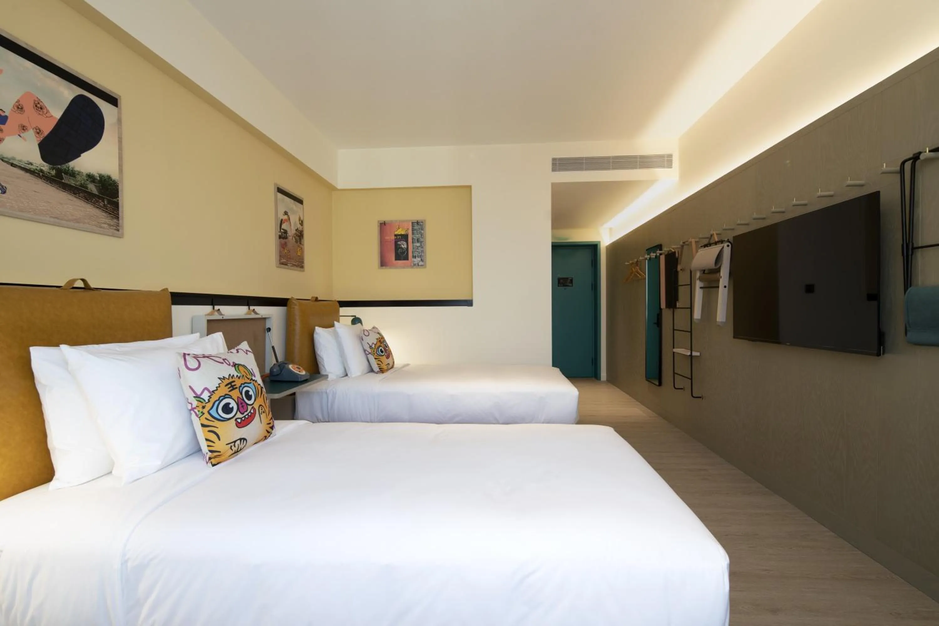 room service, Bed in Moxy Xi'an Beilin