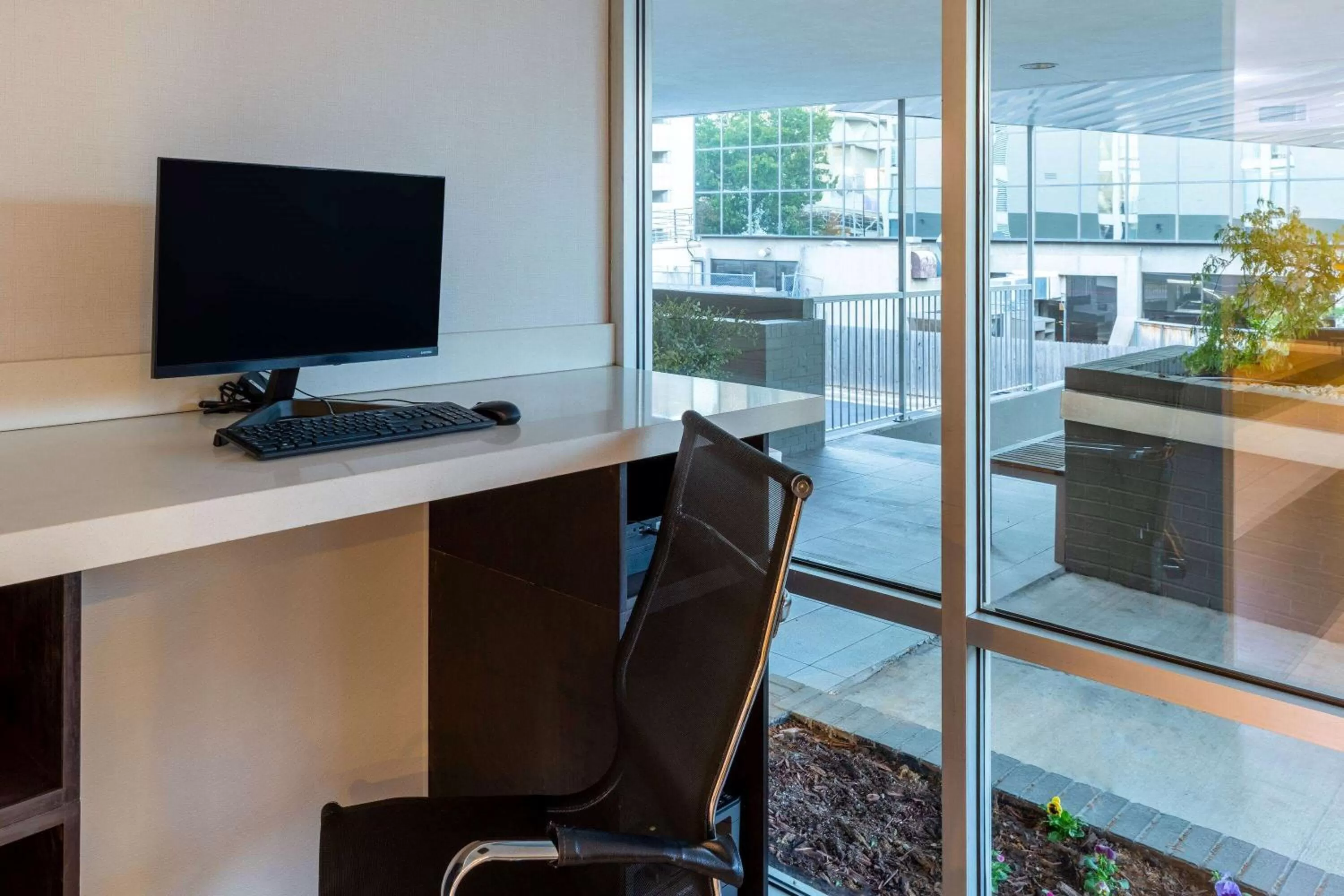 Business facilities in La Quinta Inn & Suites by Wyndham Tulsa Downtown - Route 66