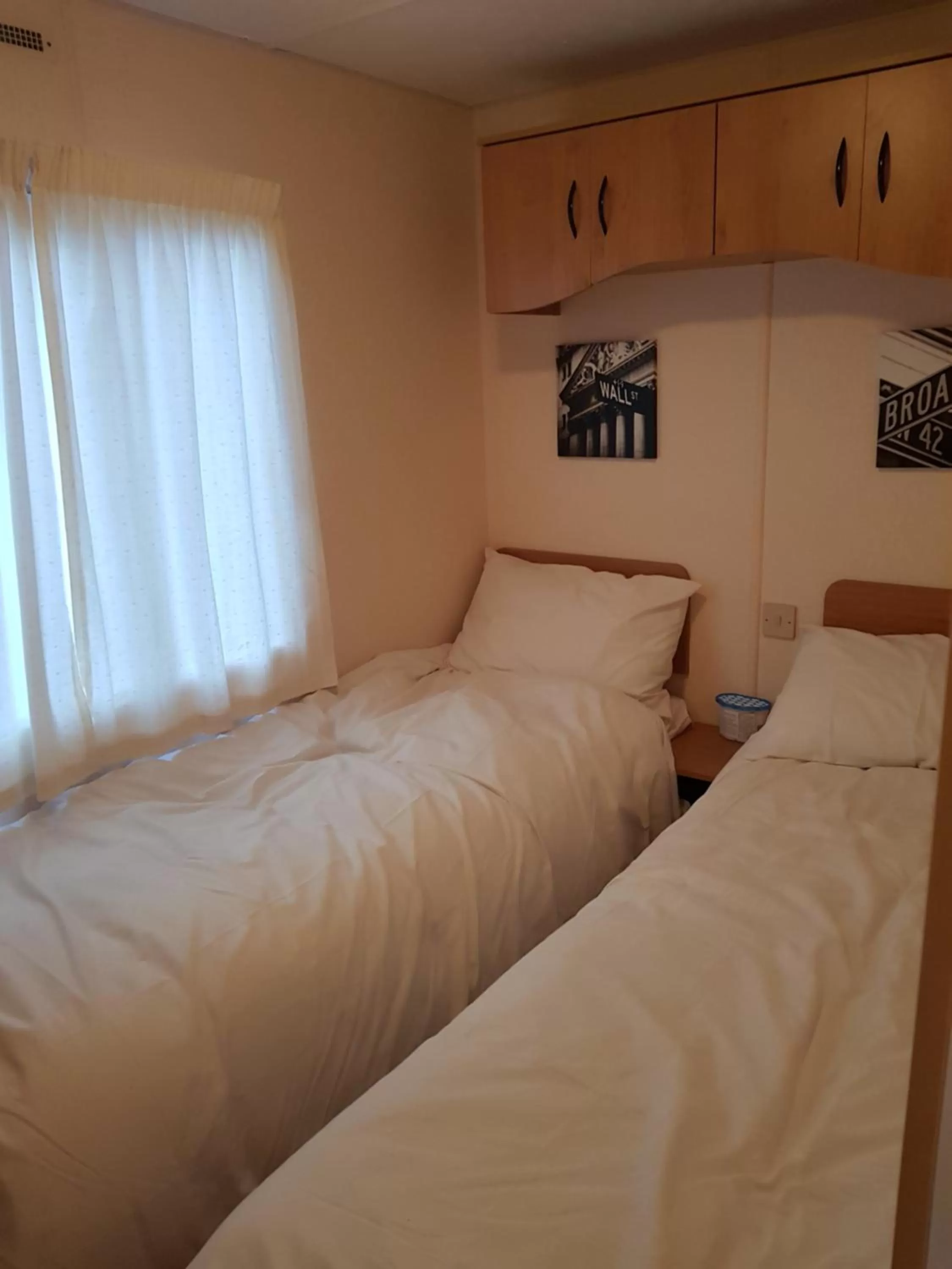 Bed in the jackdaw pub SELF CATERING STATIC CARAVAN free breakfast supplied