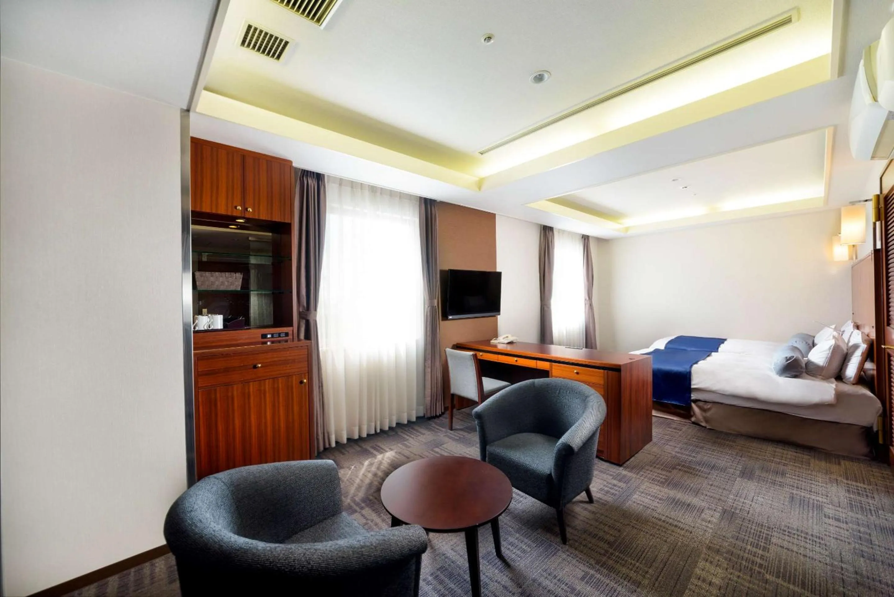 Bedroom in SureStay Plus Hotel by Best Western Shin-Osaka