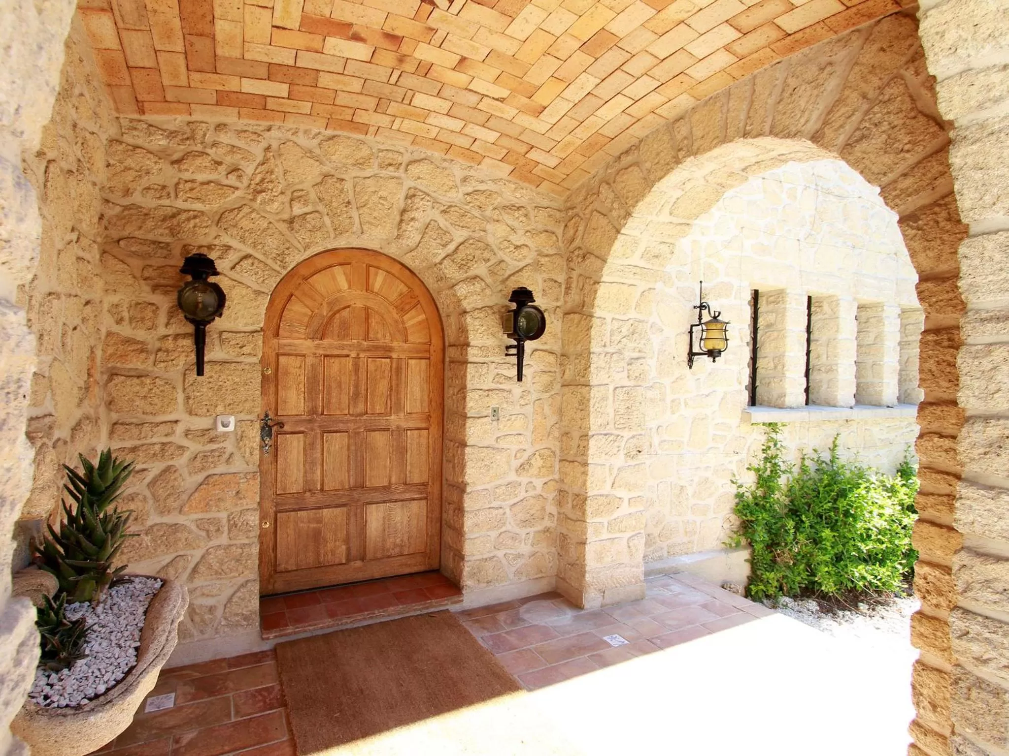 Property building in Le Sens Six