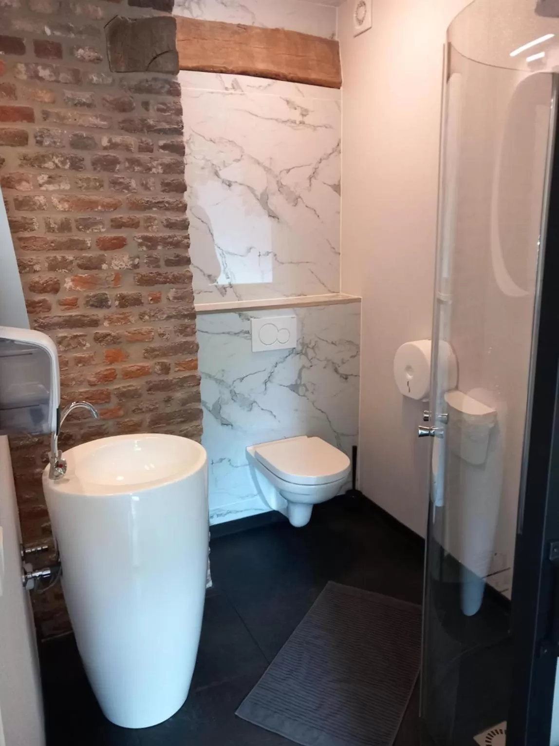 Bathroom in Meschermolen, overnachten in de schuur