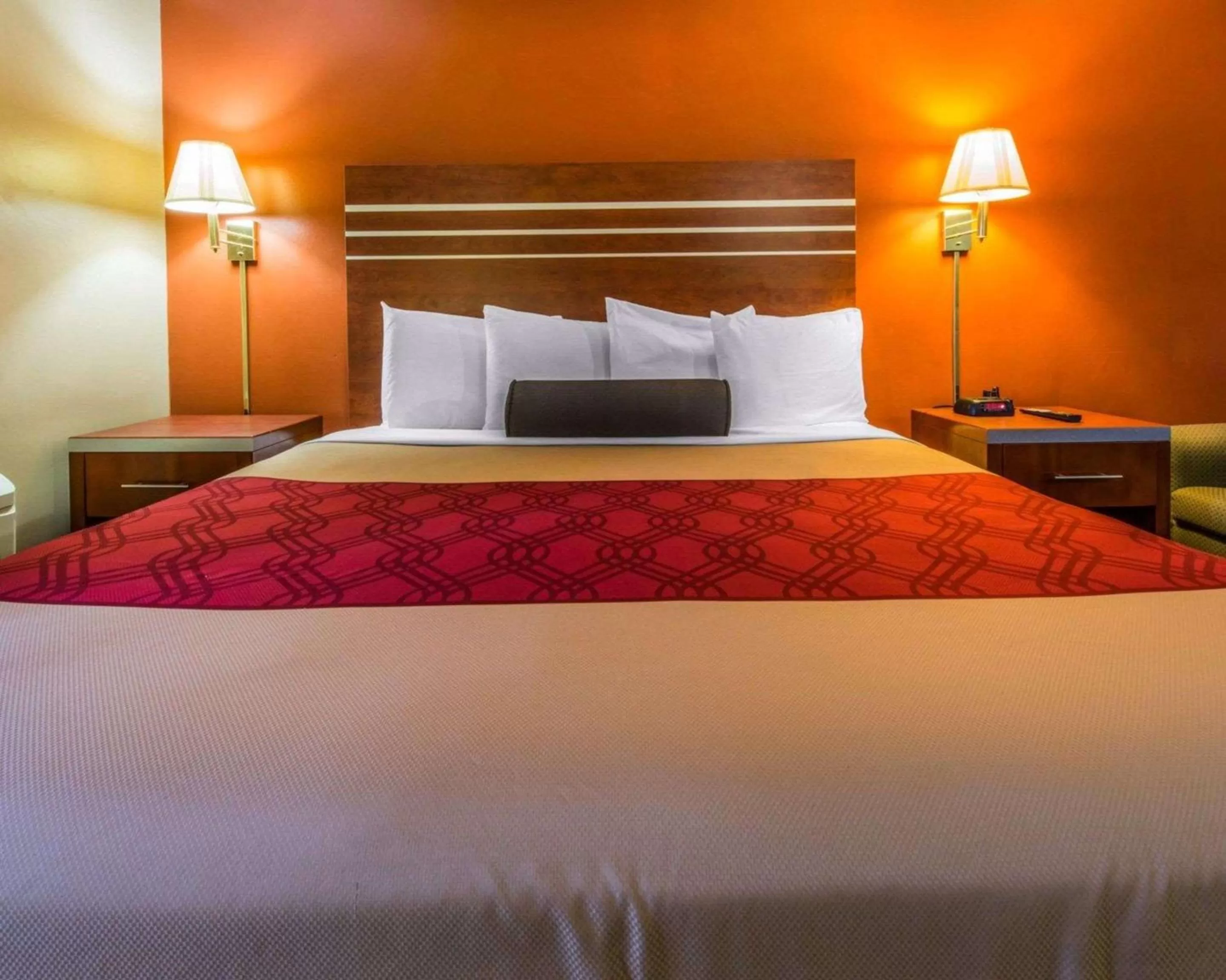 Photo of the whole room, Bed in Econo Lodge