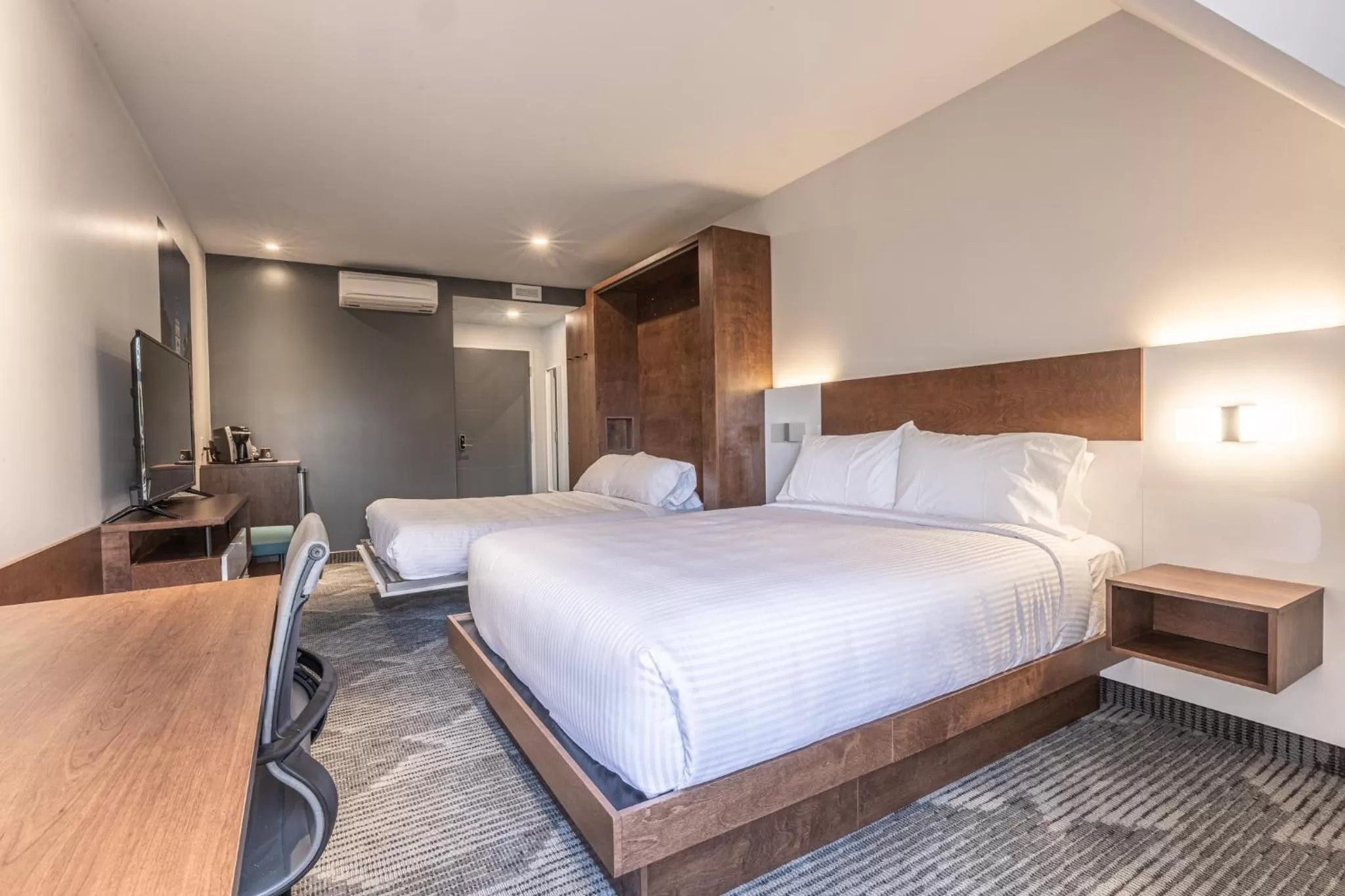 Photo of the whole room, Bed in Hôtel Manoir Vieux-Québec