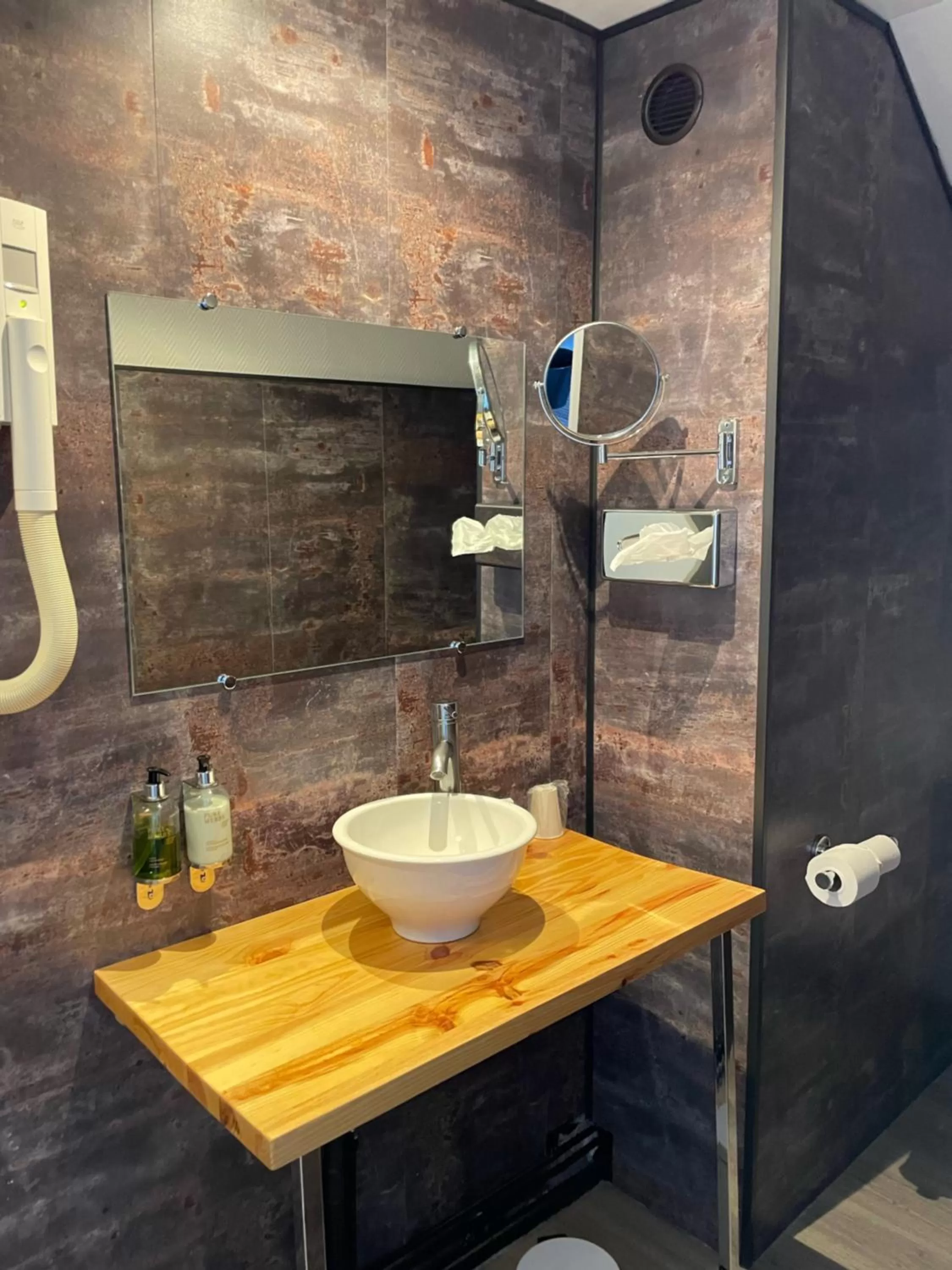 Bathroom in Nouvel Hôtel & Appartements